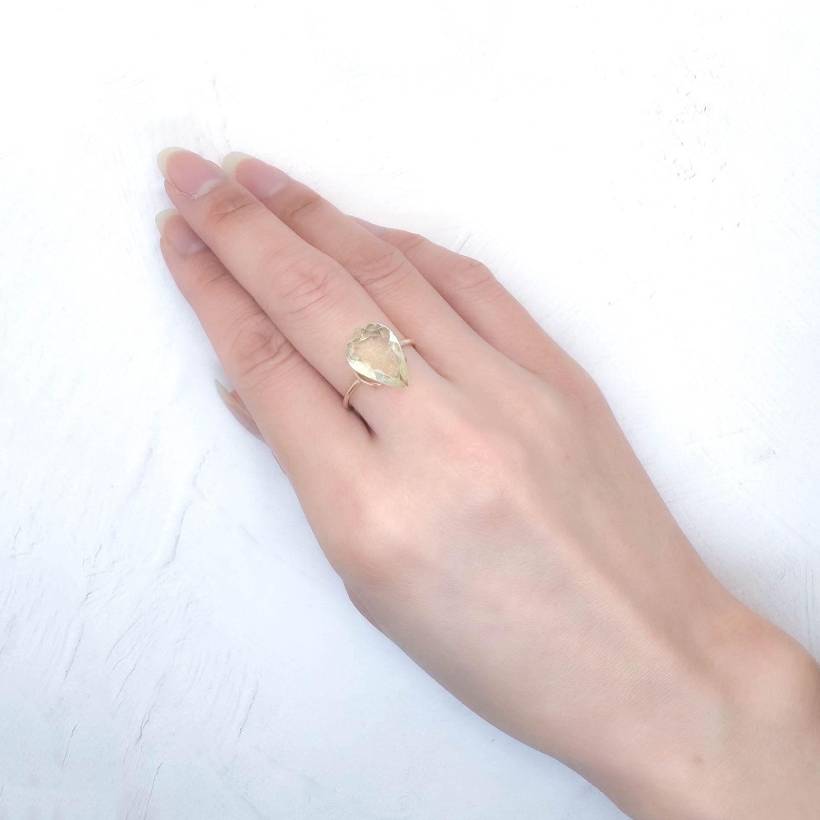 リビアングラス 発見地：エジプト・リビア砂漠 2.74ct / 14.5x9.8mm前後 [251131308]