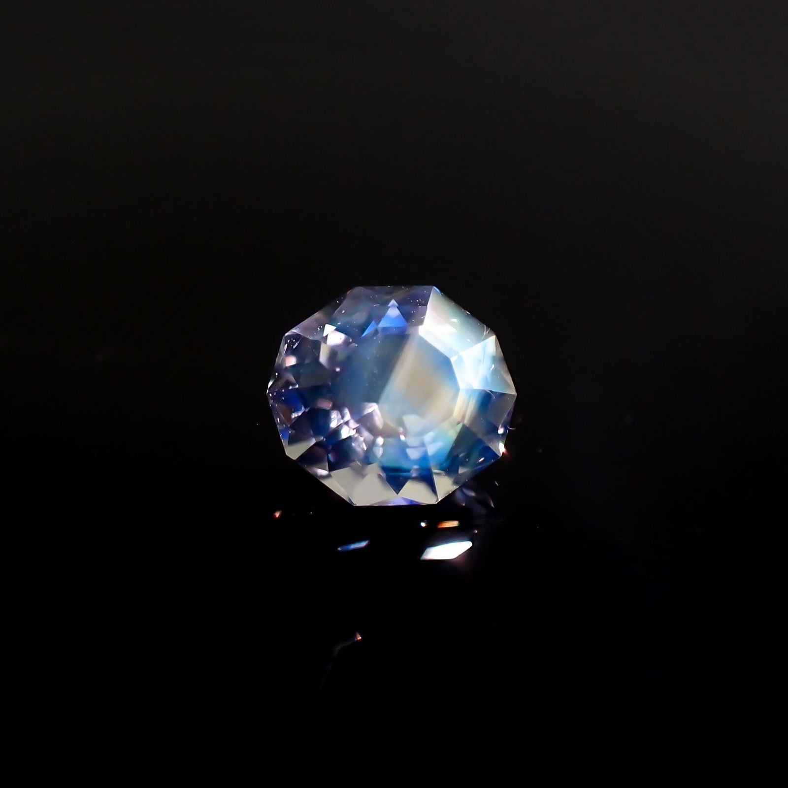 ◇カスタムカット◇レインボームーンストーン マダガスカル産 1.06ct / 7.2x6.4mm前後 [260523435]
