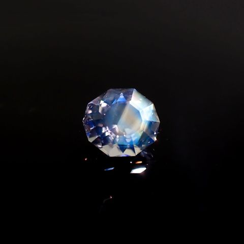 ◇カスタムカット◇レインボームーンストーン マダガスカル産 1.06ct / 7.2x6.4mm前後 [260523435]