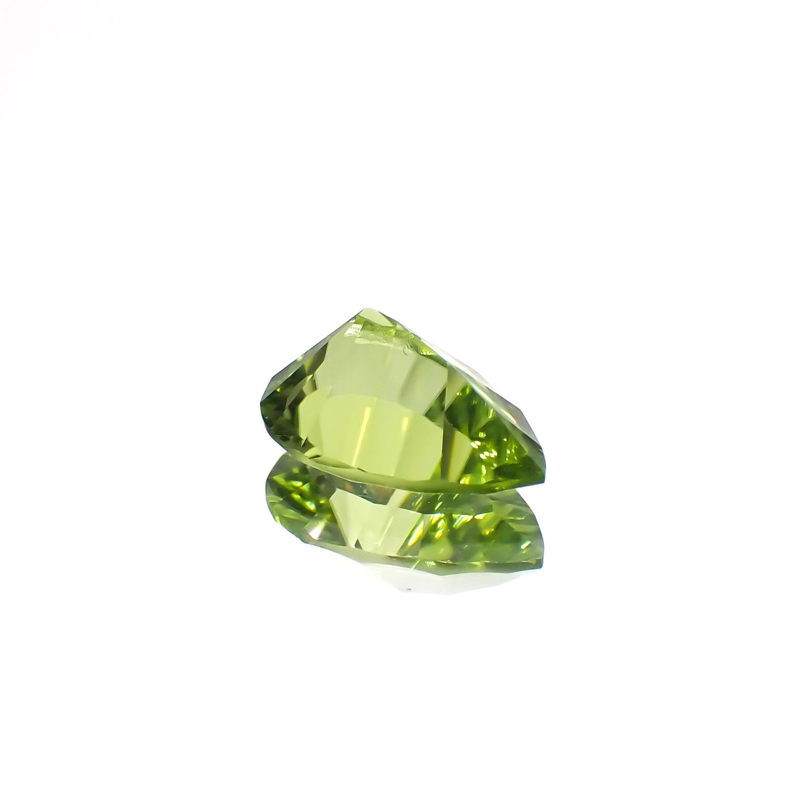 ◇コンケーブカット◇ペリドット 中国産 1.35ct[230622286]8.9x6.1mm前後