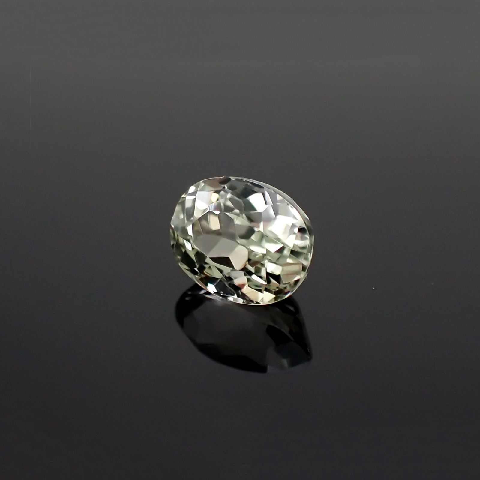 シリマナイト(宝石名シリマナイト)インド産 識別済 1.82ct / 8x6.2mm前後 [221018463]