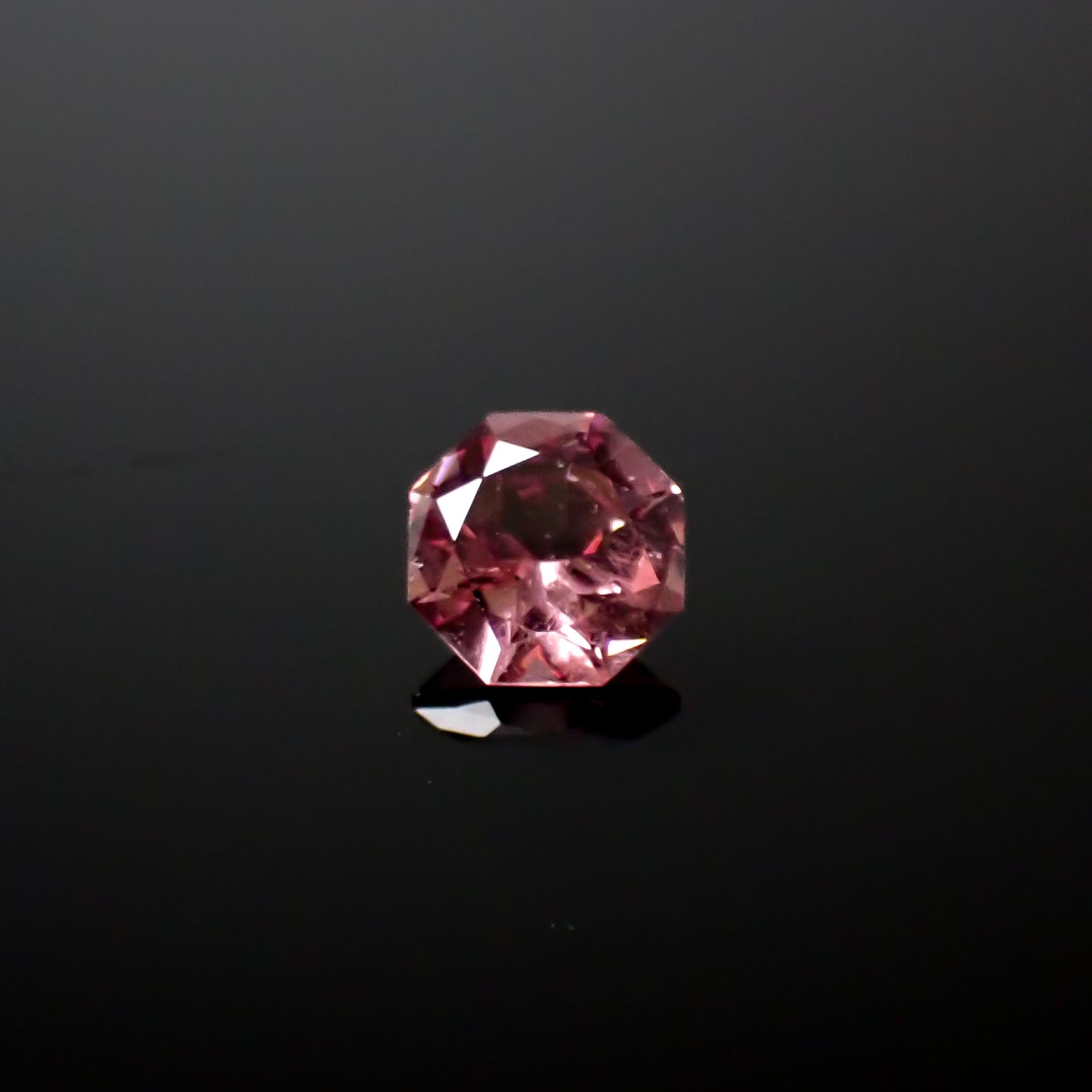 ◇オクタゴンカット◇カラーシフト マラヤガーネット(宝石名ガーネット)タンザニア産 0.95ct 識別済[220113833]6.1x6mm前後