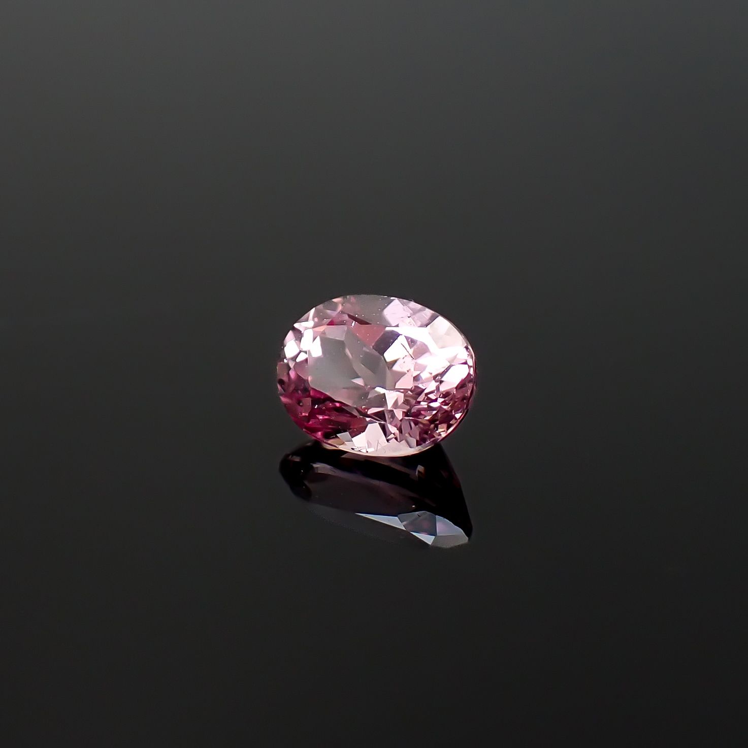 ドラゴンガーネット タンザニア産 1.07ct / 6.8x5.1mm前後 [260532237]