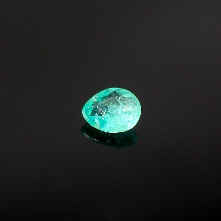 パライバトルマリン(宝石名トルマリン/別名パライバ・トルマリン)ブラジル・パライバ州バターリャ鉱山産 0.050ct 識別済[220616588]2.6x2.2mm前後