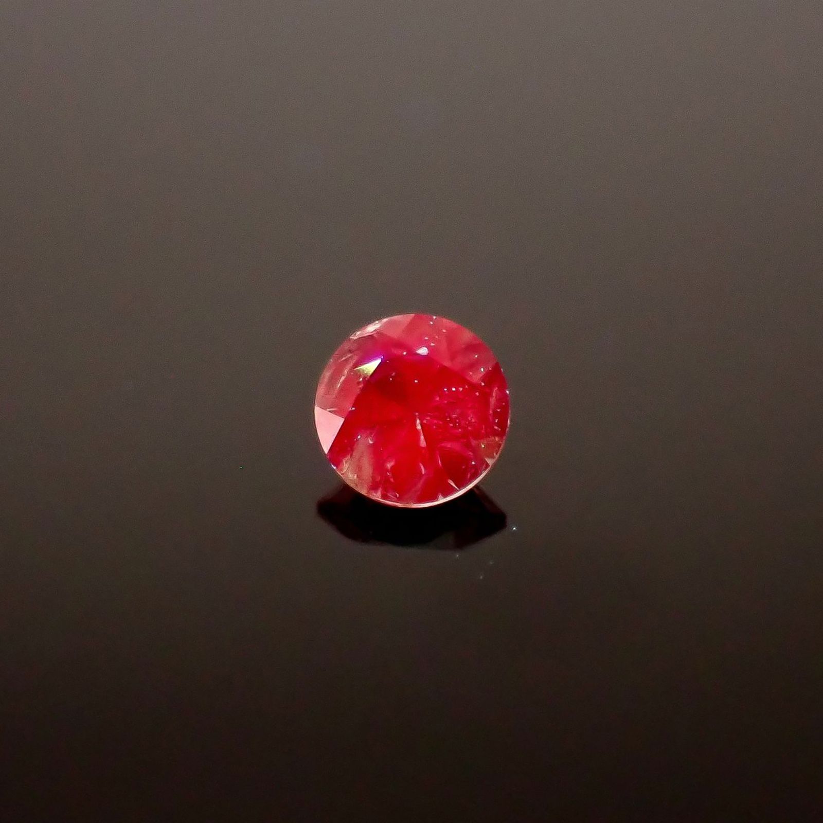 アレキサンドライト ロシア産 0.042ct / 2.1x2.1mm前後 [260131563]