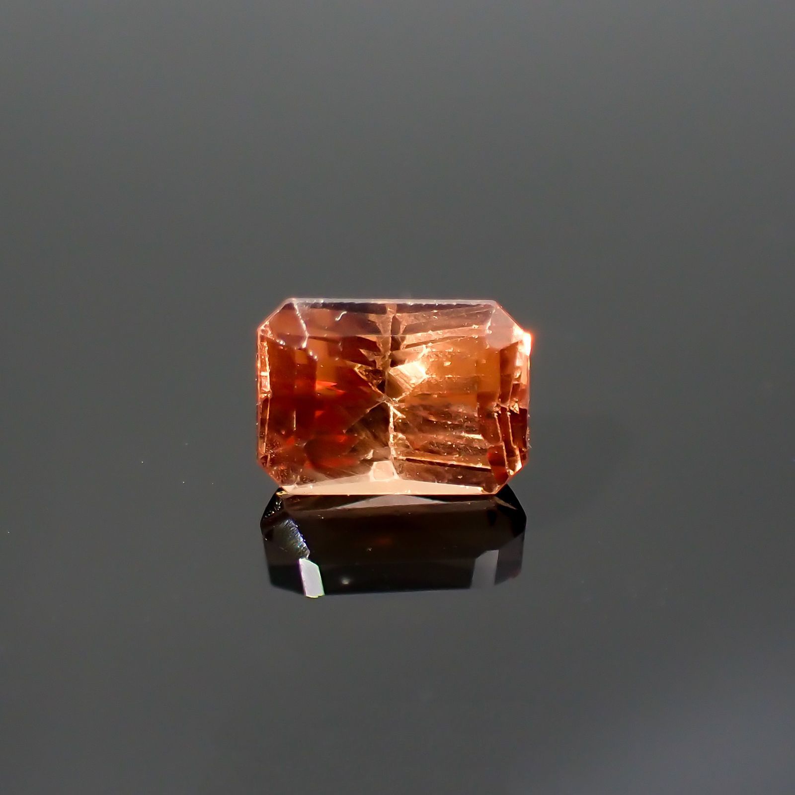 カラーシフトマラヤガーネット(宝石名ガーネット)タンザニア産 1.35ct 識別済[220115014]6.7x4.7mm前後