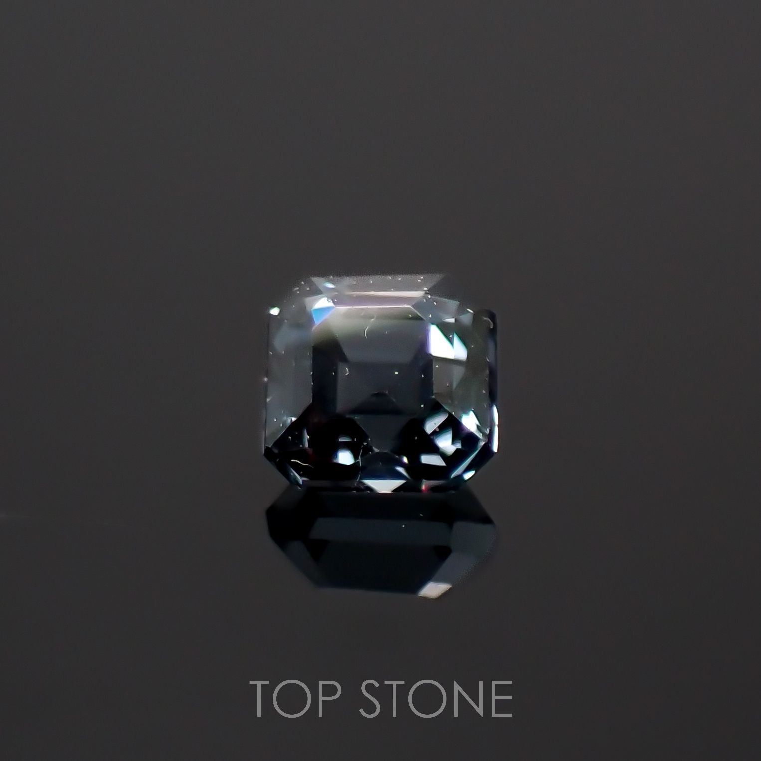 カラーチェンジガーネット アレキタイプ(宝石名ガーネット)マダガスカル・ベキリー産 0.11ct 識別済[221119060]2.5x2.4mm前後