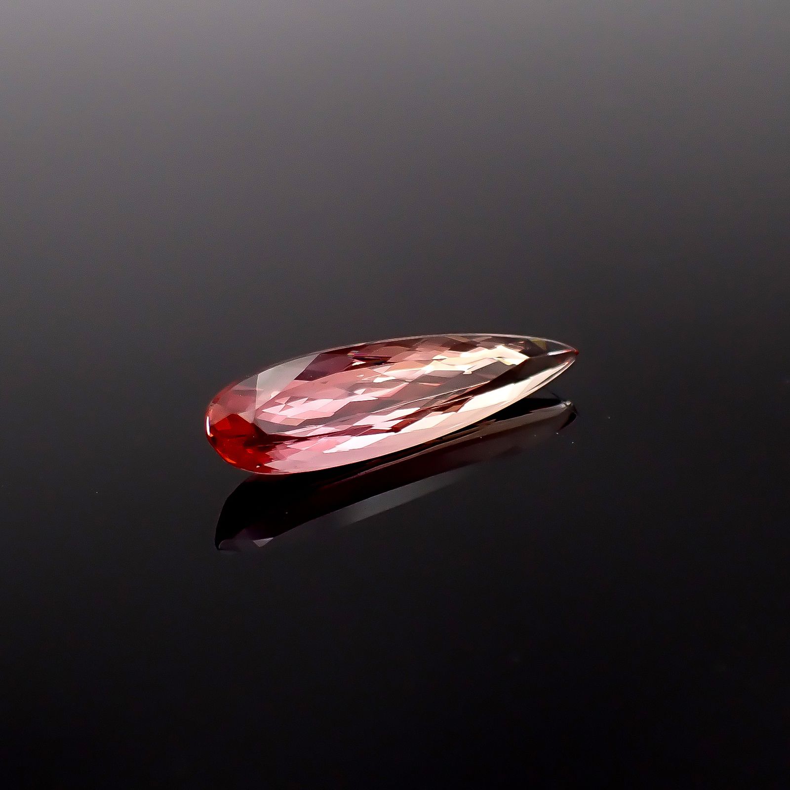 インペリアルトパーズ ブラジル産 3.38ct / 21x5.5mm前後 [260131602]