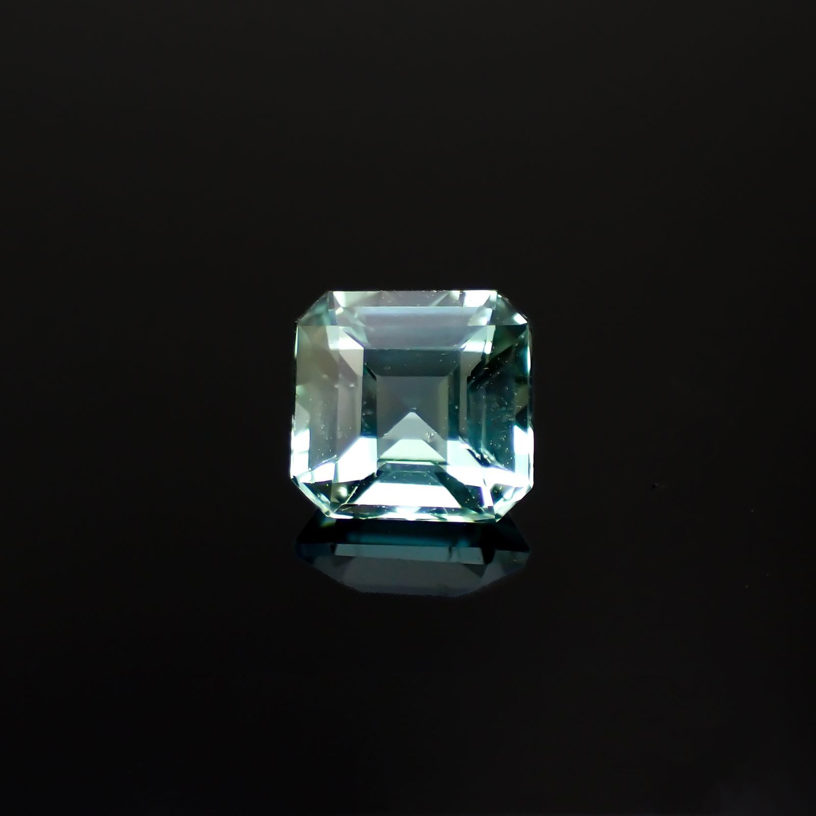 ブルーグリーントルマリン(宝石名トルマリン)ルワンダ産 識別済 0.94ct / 5.7x5.6mm前後 [221118988]