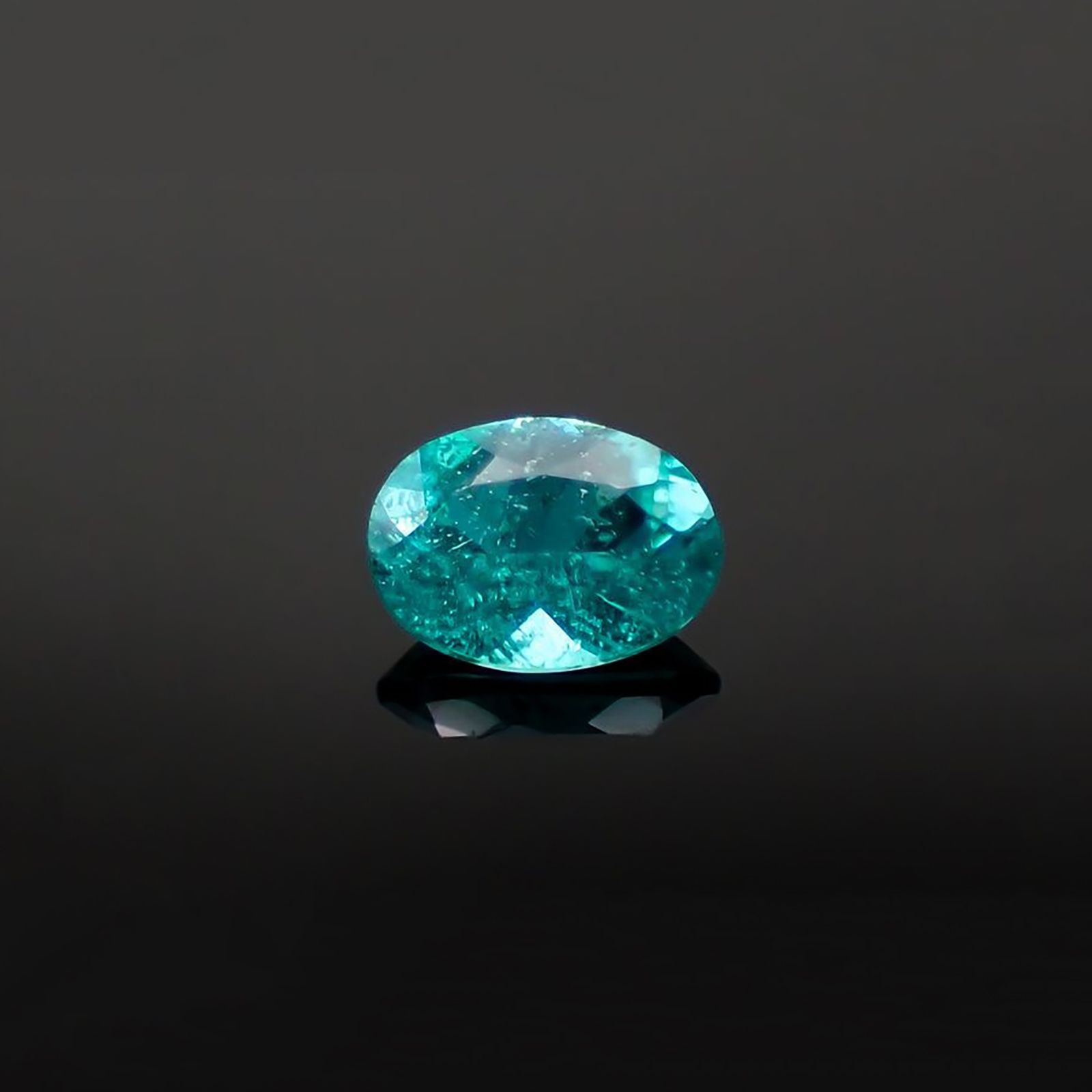 パライバトルマリン ブラジル産 0.19ct / 4.4x3.1mm前後 [221018790]