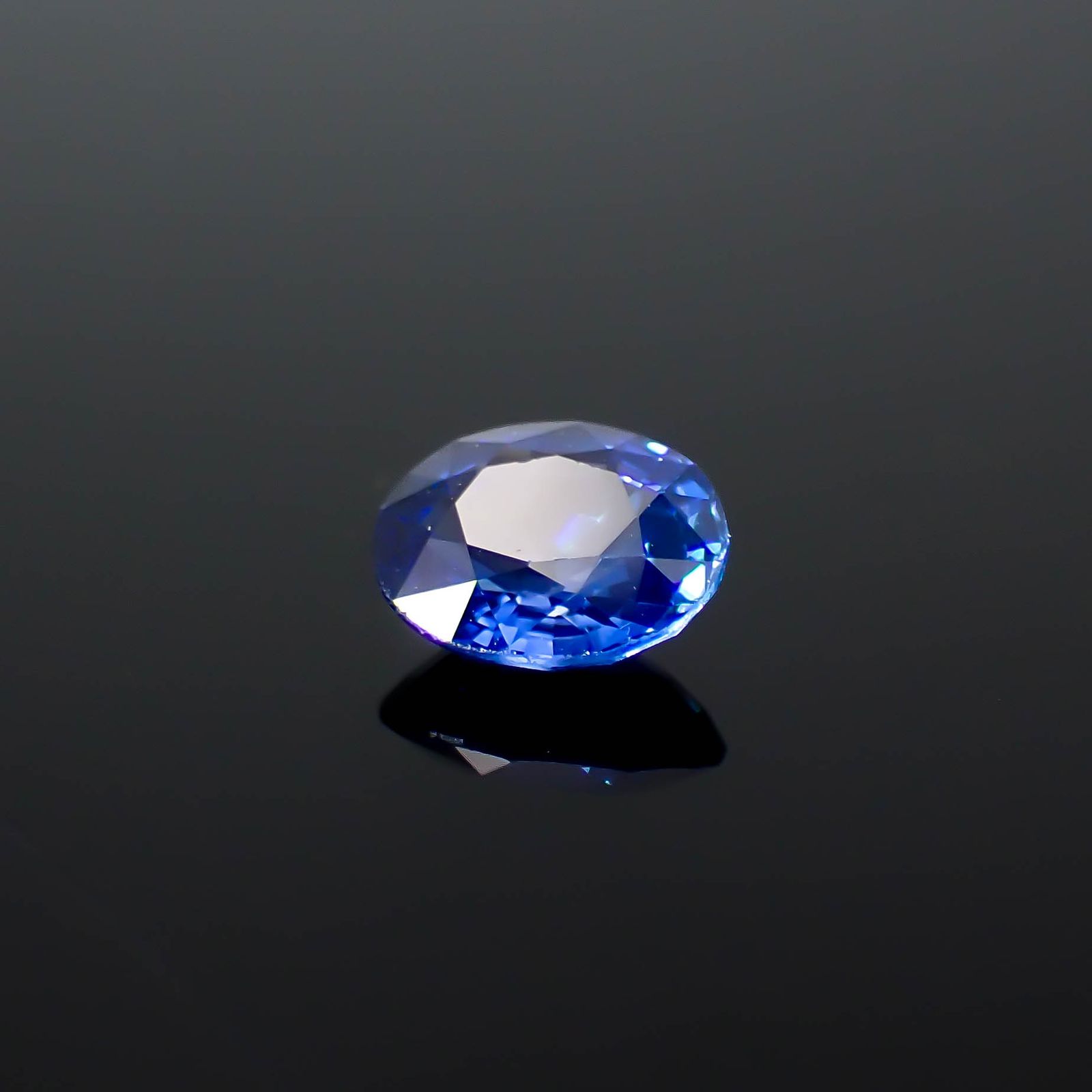 サファイア スリランカ/マダガスカル産 0.78ct / 6.1x5.1mm前後 [251031222]