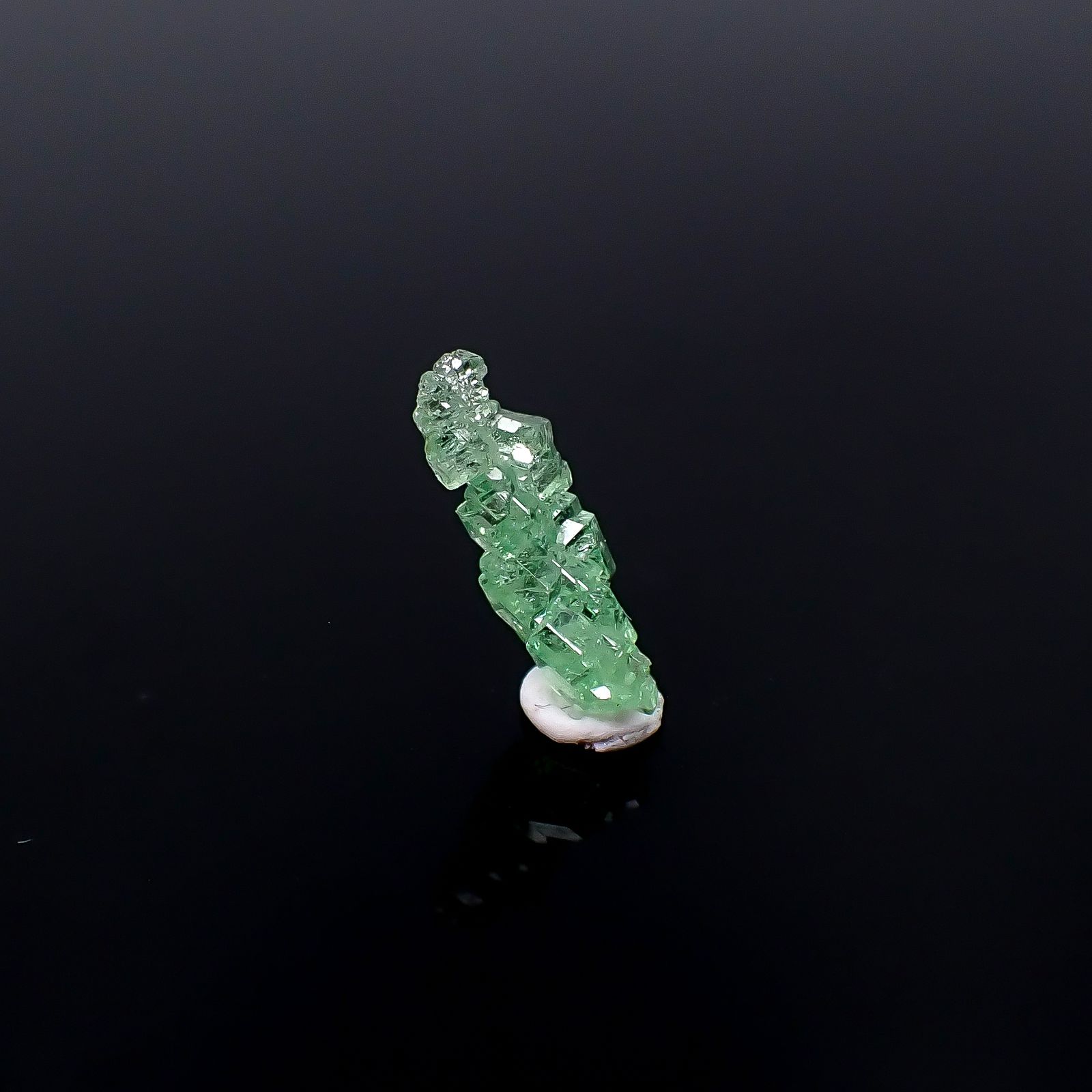 ツァボライト 原石 タンザニア産 0.85ct / 10.8x4.5mm前後 [251231426]