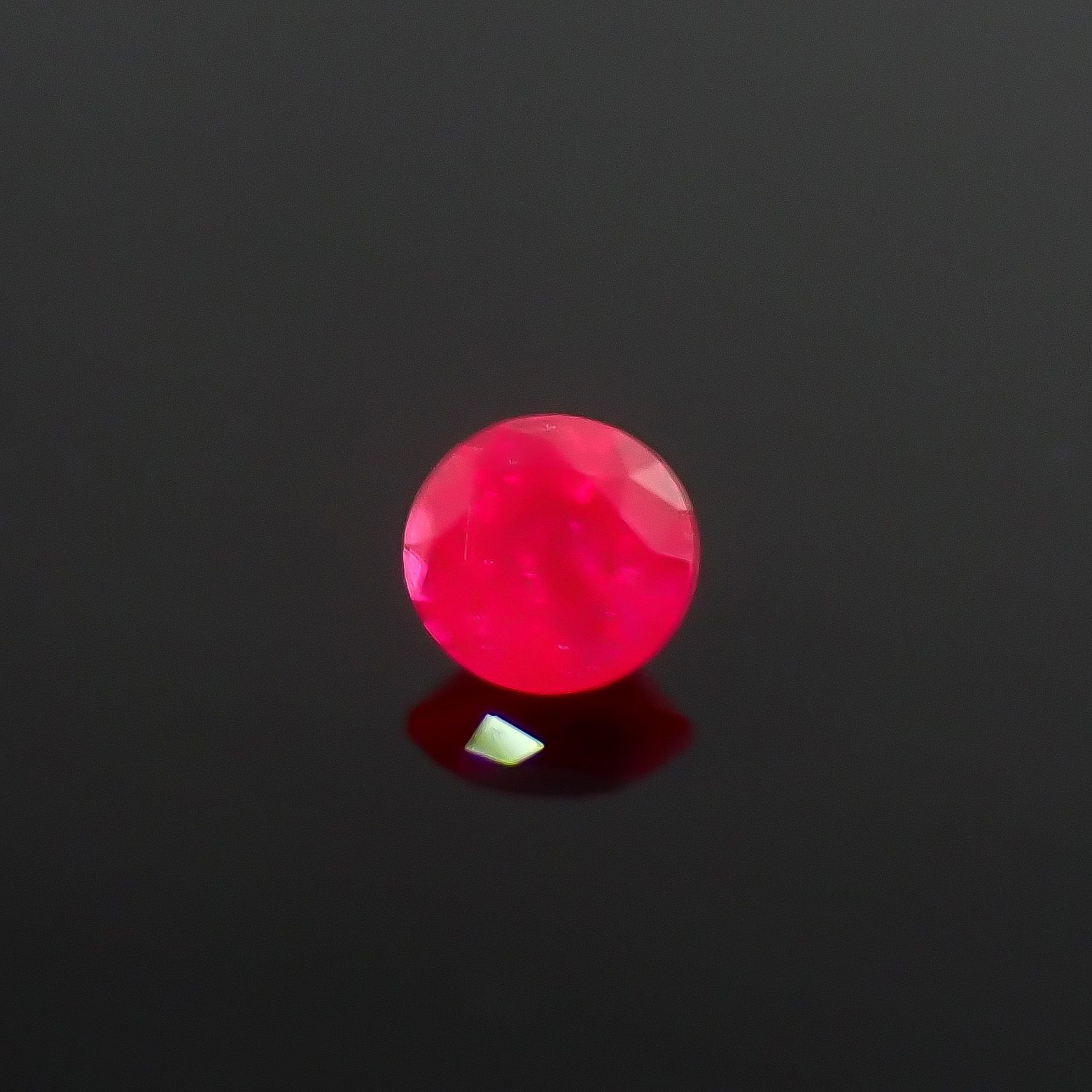 ルビー グリーンランド産 0.15ct / 3x3mm前後 [261033225]