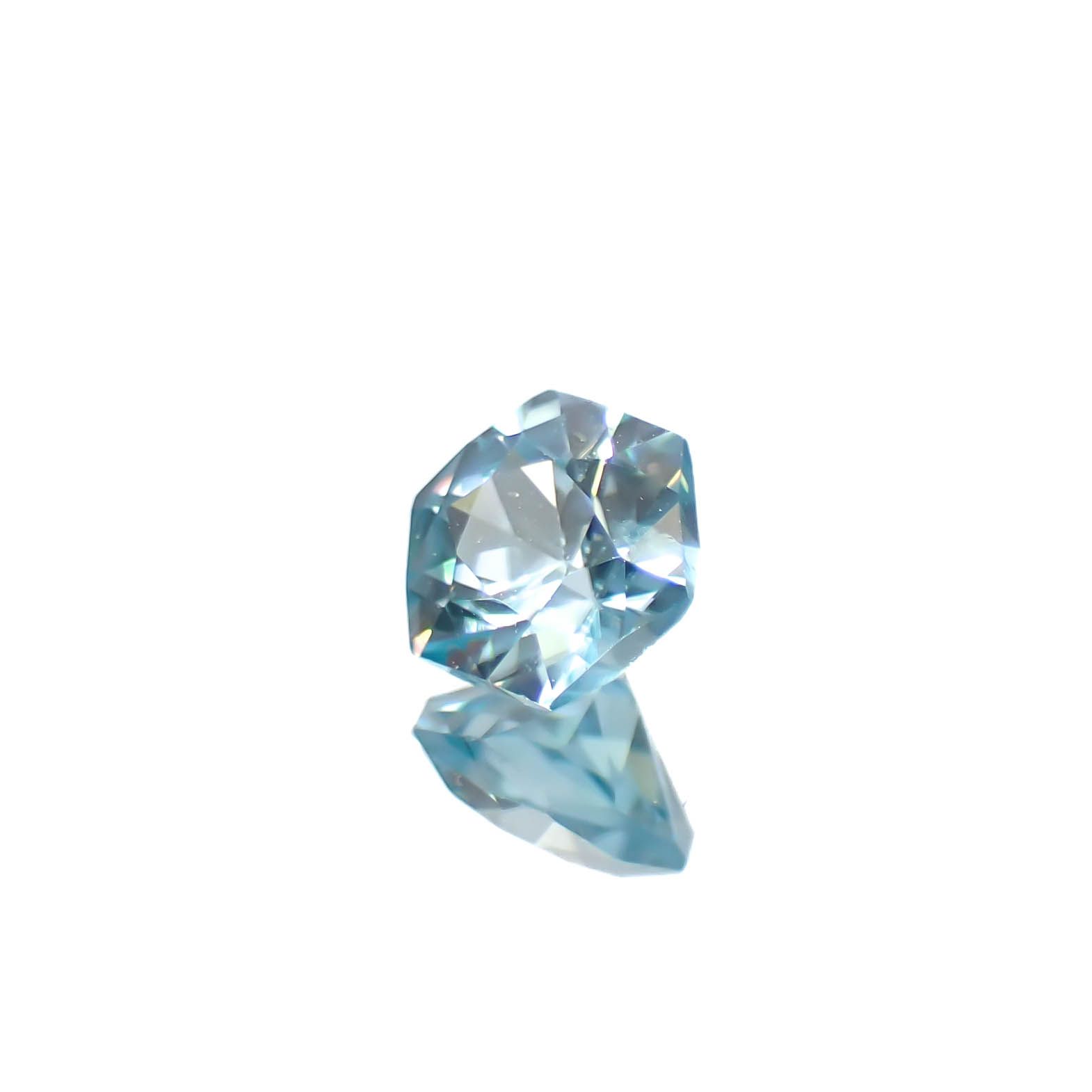 ◇ヘキサゴンカット◇ブルージルコン(宝石名ブルー・ジルコン)カンボジア産 0.81ct 識別済[241229626]5x4.9mm前後