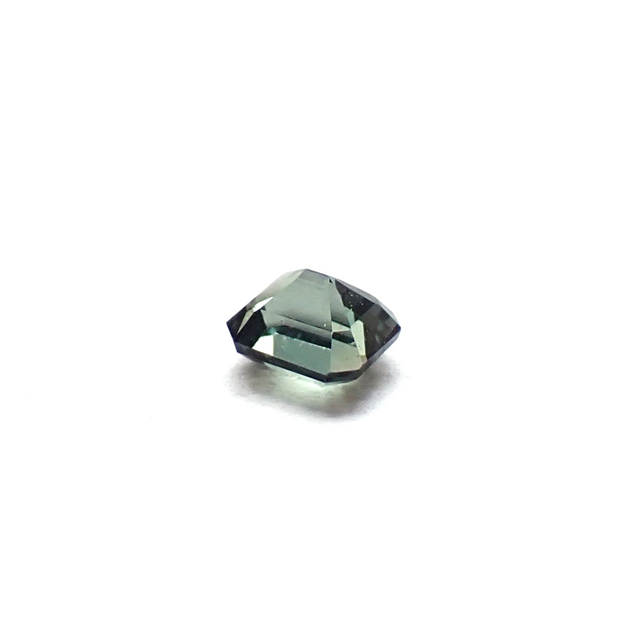 ベキリーブルーガーネット（カラーチェンジガーネット アレキタイプ） マダガスカル・ベキリー産 0.10ct / 2.6x2.2mm前後 [260732461]