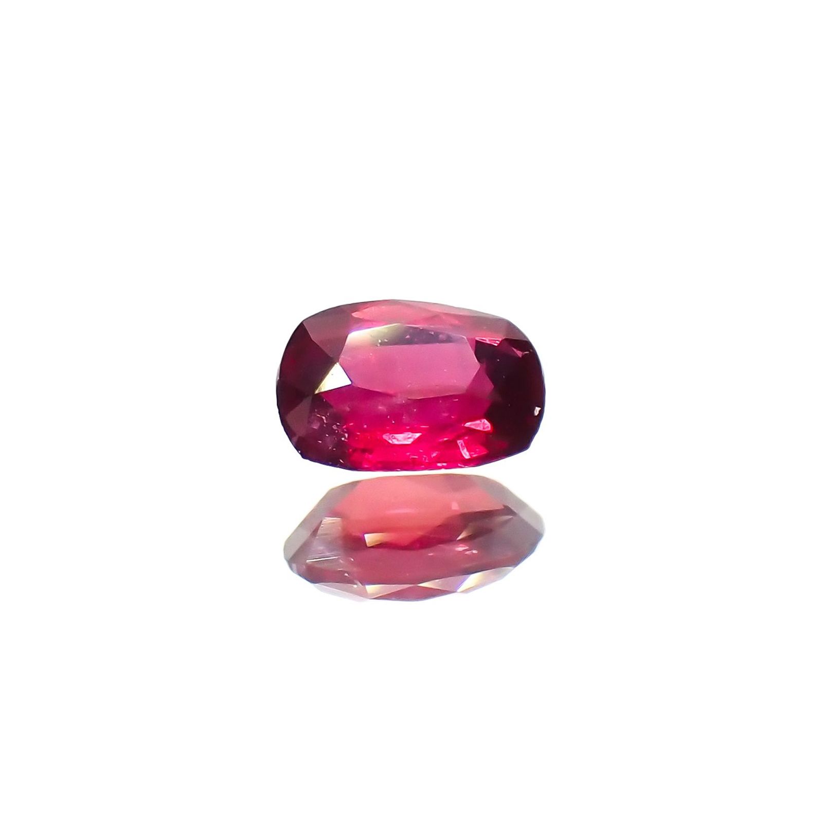 ルビー 非加熱 マダガスカル産 0.25ct / 4.2x3.1mm前後 [230622343]