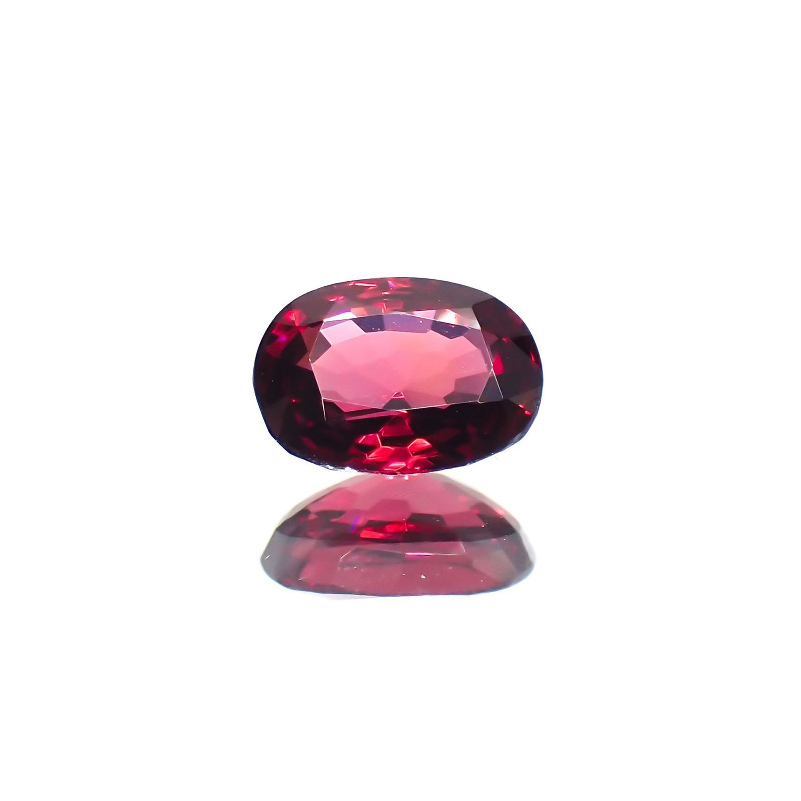 レッドスピネル(宝石名レッド・スピネル)タンザニア産 識別済 0.94ct / 6.9x5.1mm前後 [260114320]