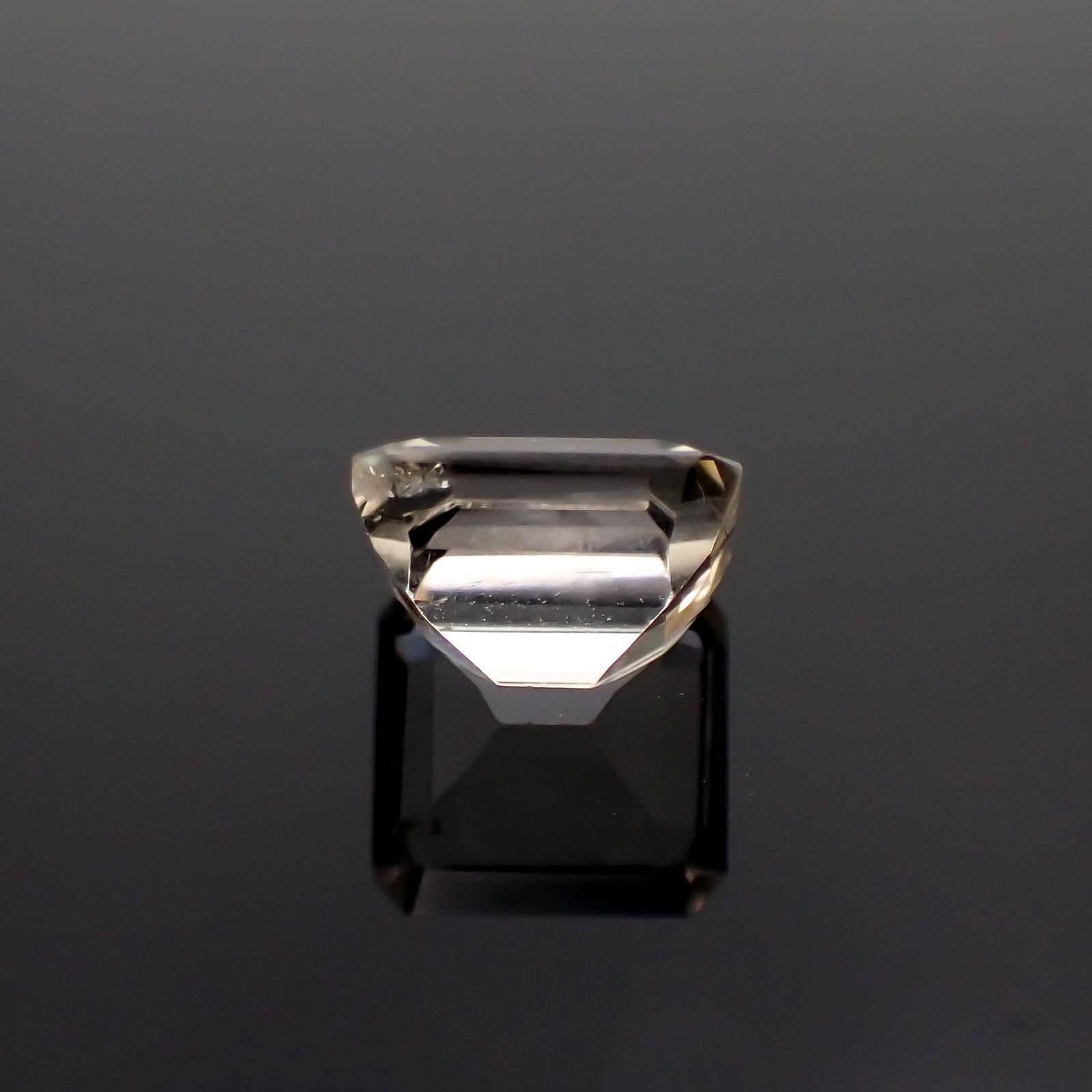 ゴールデンフェナカイト(宝石名イエロー・フェナカイト)ブラジル産 1.968ct ソ付(彩珠)[241018525]7.4x7.2mm前後
