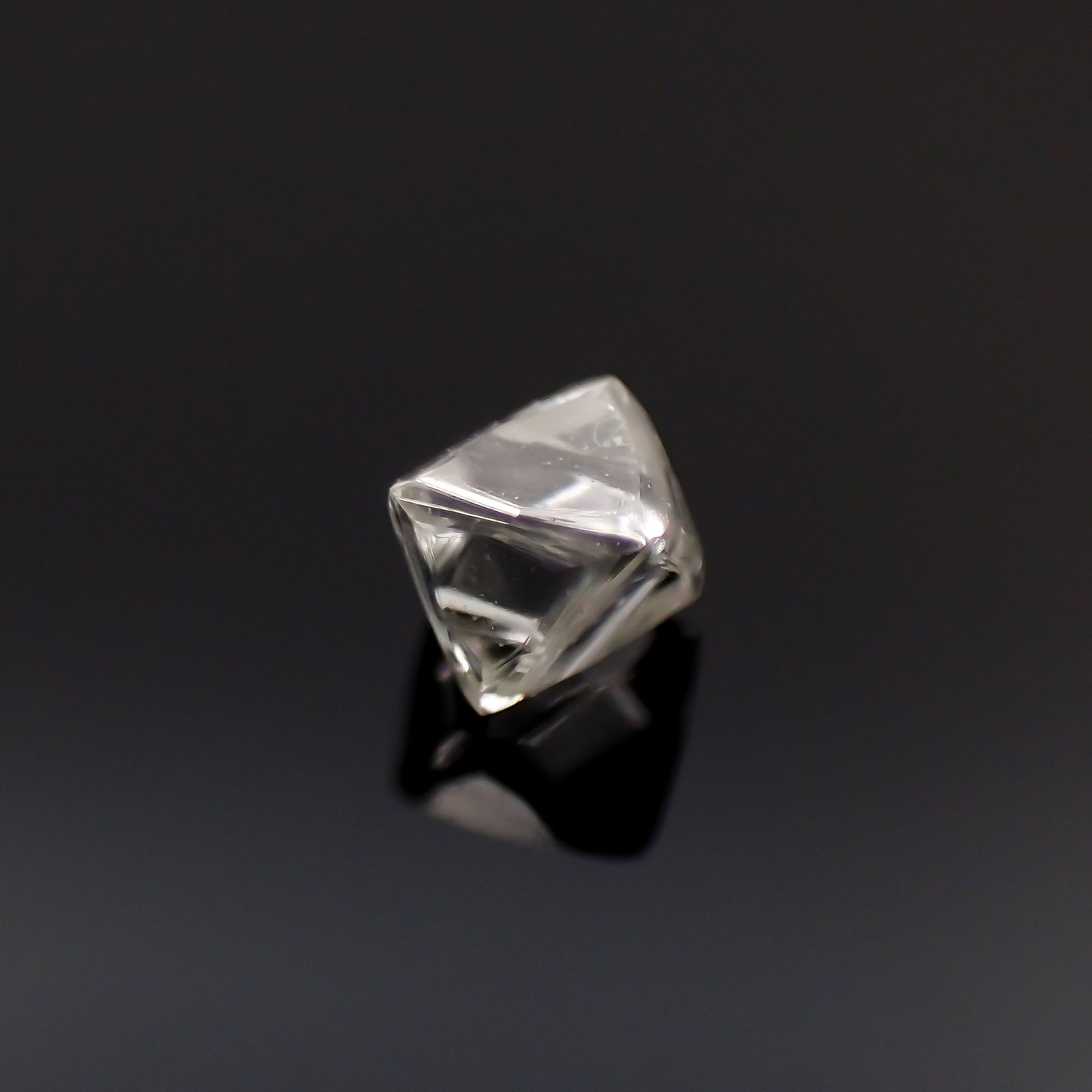 ソーヤブルダイヤモンド 原石(トライゴンあり・薄/Trigon) ロシア産 0.085ct[230923471]2.7x2.6mm前後