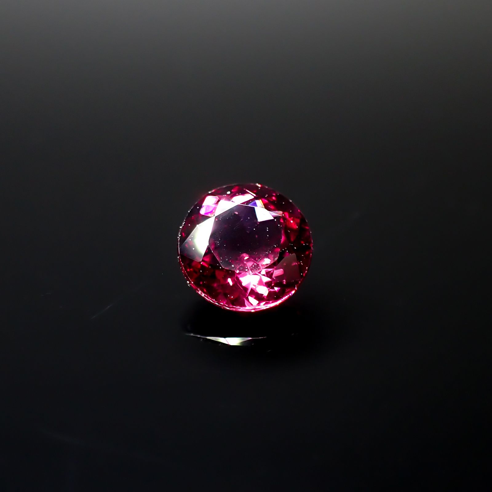 ロードライトガーネット(宝石名ガーネット)ブラジル産 0.94ct 識別済[240928704]5.9x5.8mm前後