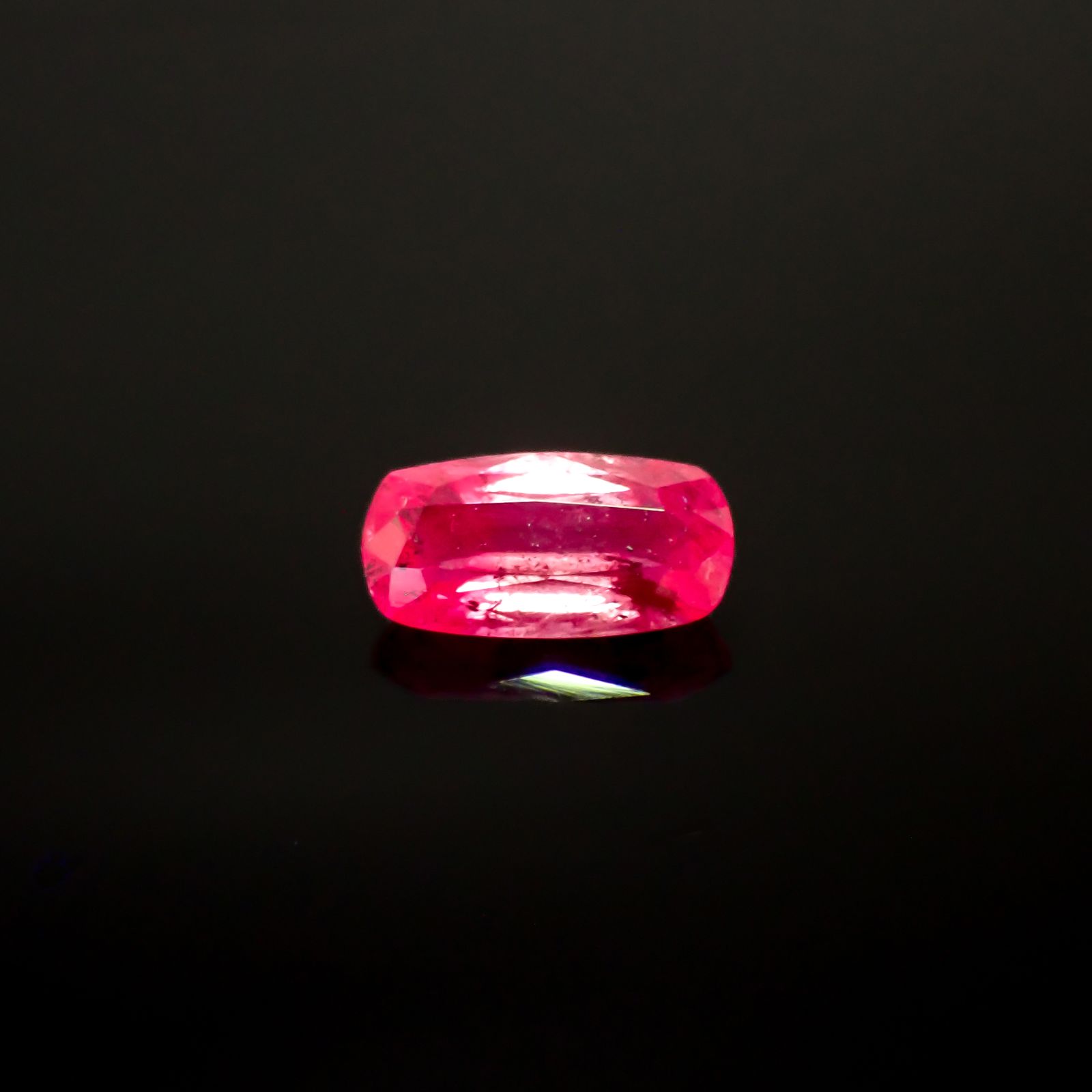パープルサファイア 非加熱 パキスタン・カシミール地方産 0.77ct[240628404]7.4x3.7mm前後