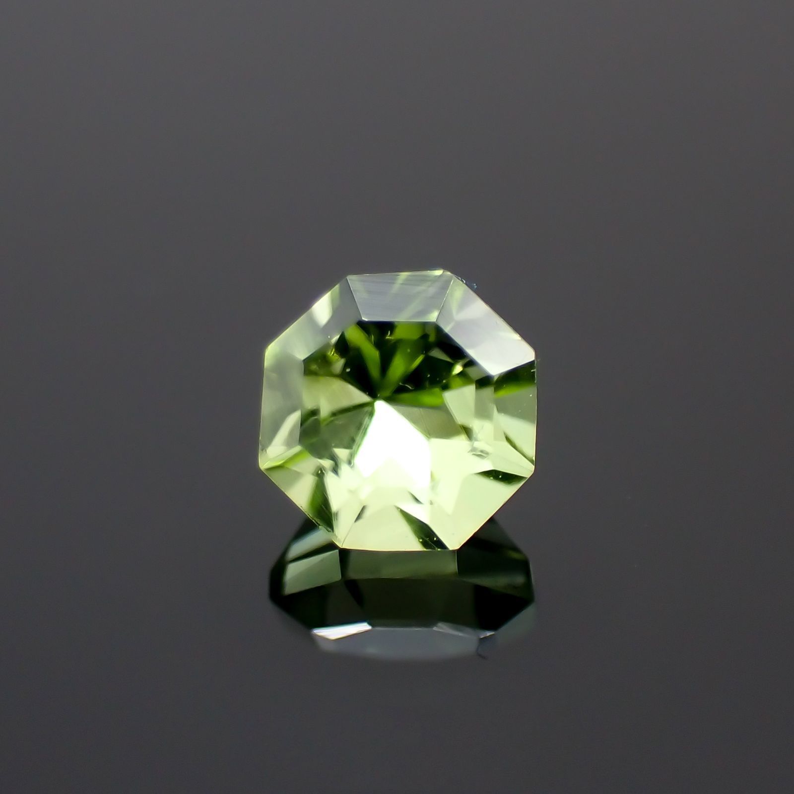 ◇オクタゴンカット◇ペリドット(宝石名ペリドット) パキスタン産 0.42ct 識別済[210913105]4.1×4mm前後