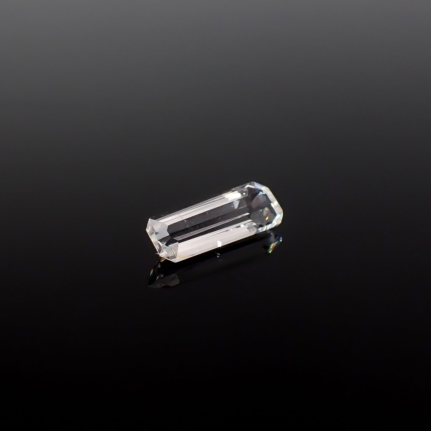 テネブレッセンススキャポライト アフガニスタン産 0.49ct / 9.2x3.1mm前後 [260432038]