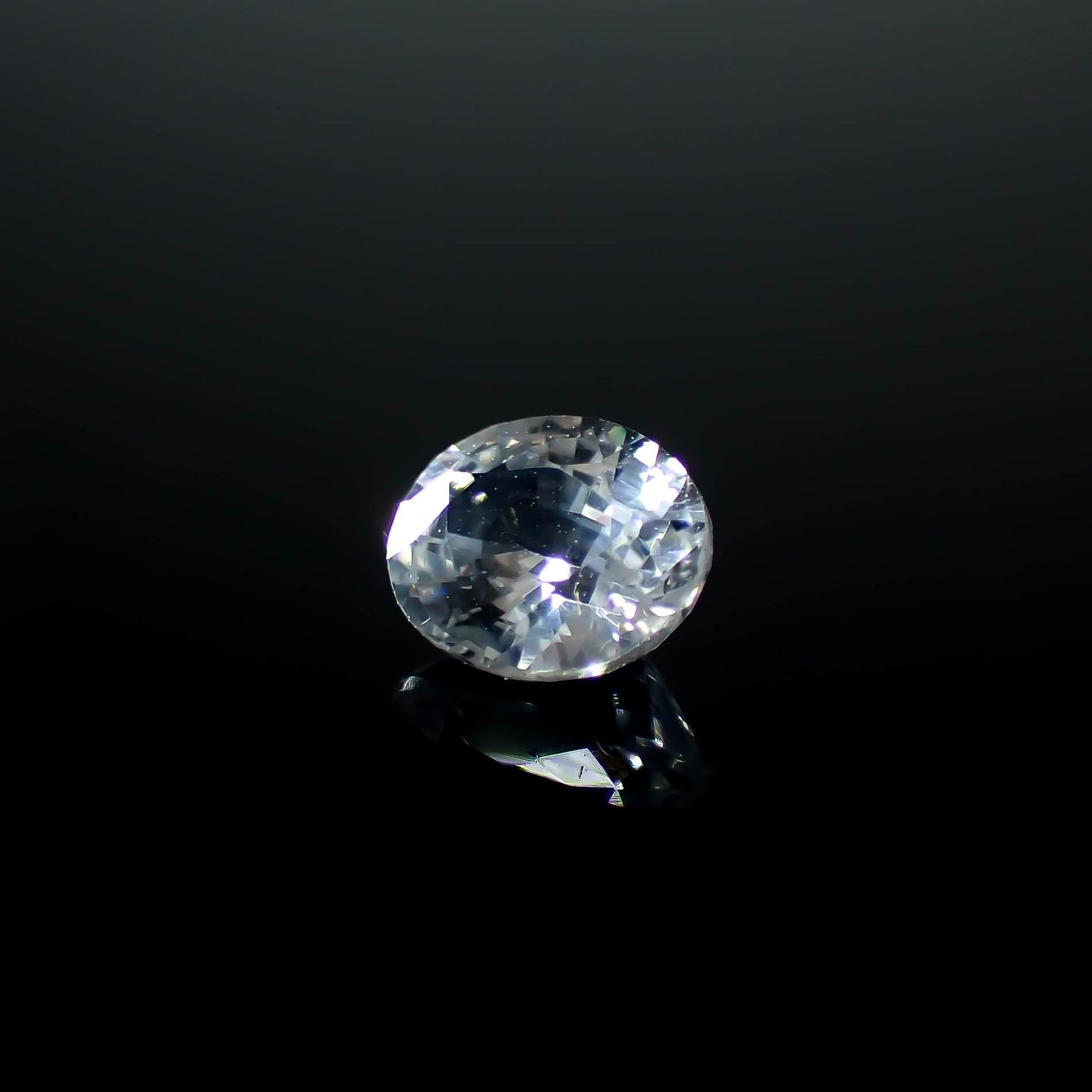 カラーレスサファイア スリランカ産 0.45ct [250830973]5x4mm前後