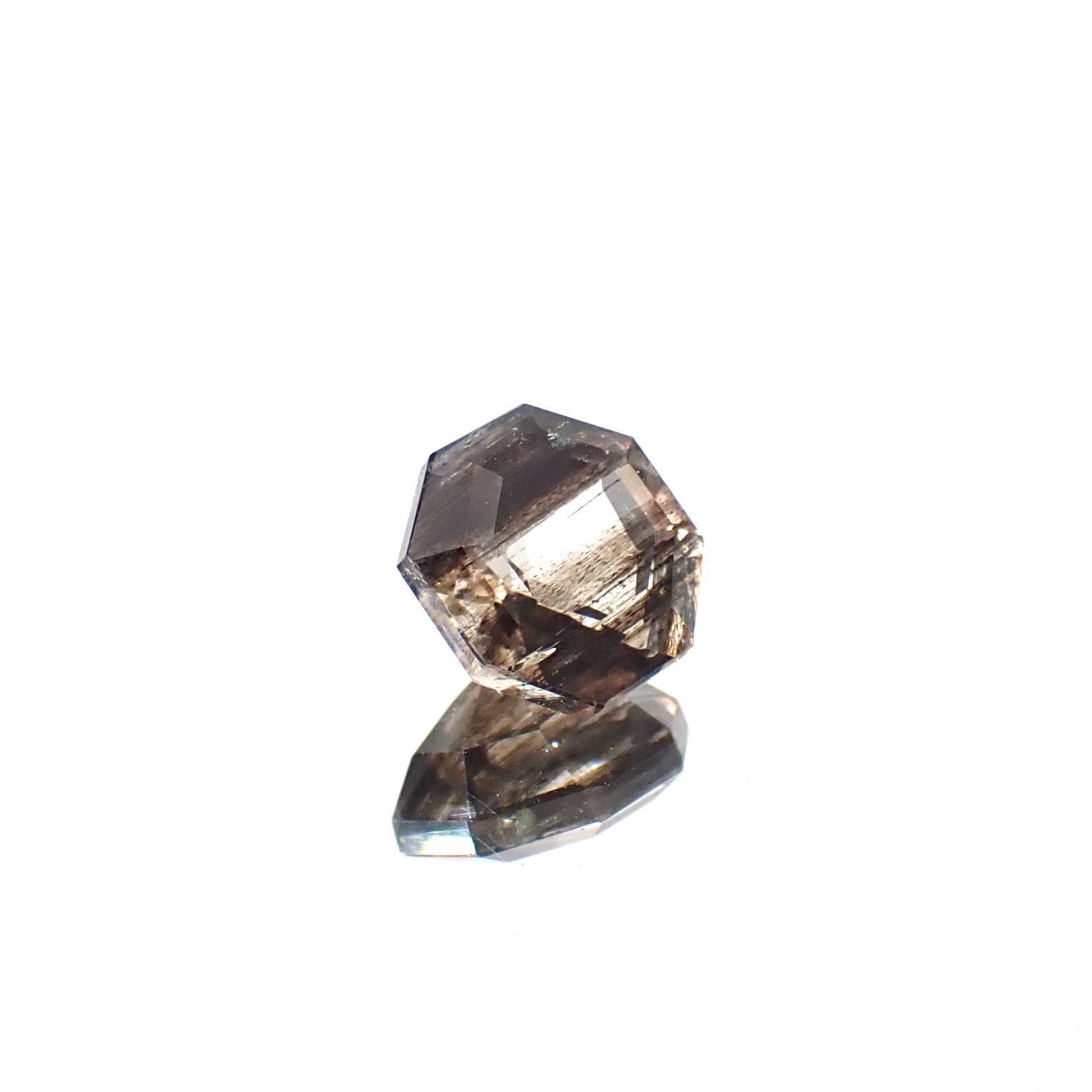 ◇オクタゴンカット◇レインボースキャポライト ブラジル産 1.35ct / 6.9x6.8mm前後 [250931042]