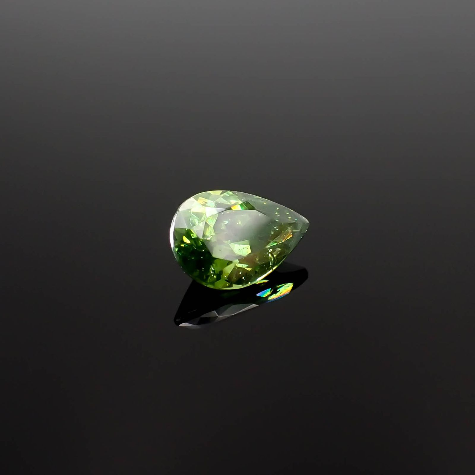 グリーンスファレライト(宝石名グリーン・スファレライト)ブルガリア産 0.729ct ソ付(彩珠)[231225083]7x4.7mm前後