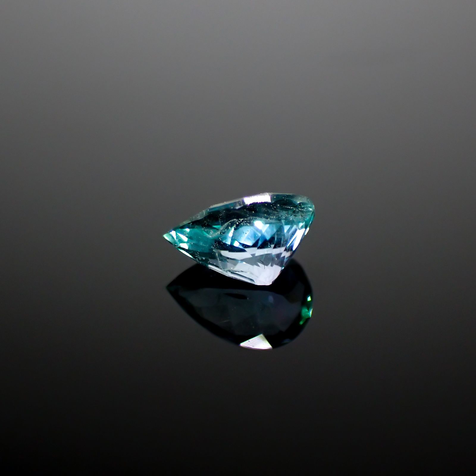 ブルーコーネルピン(宝石名ブルー・コーネルピン)タンザニア産 0.578ct ソ付(彩珠)[241129473]6.4x4.5mm前後