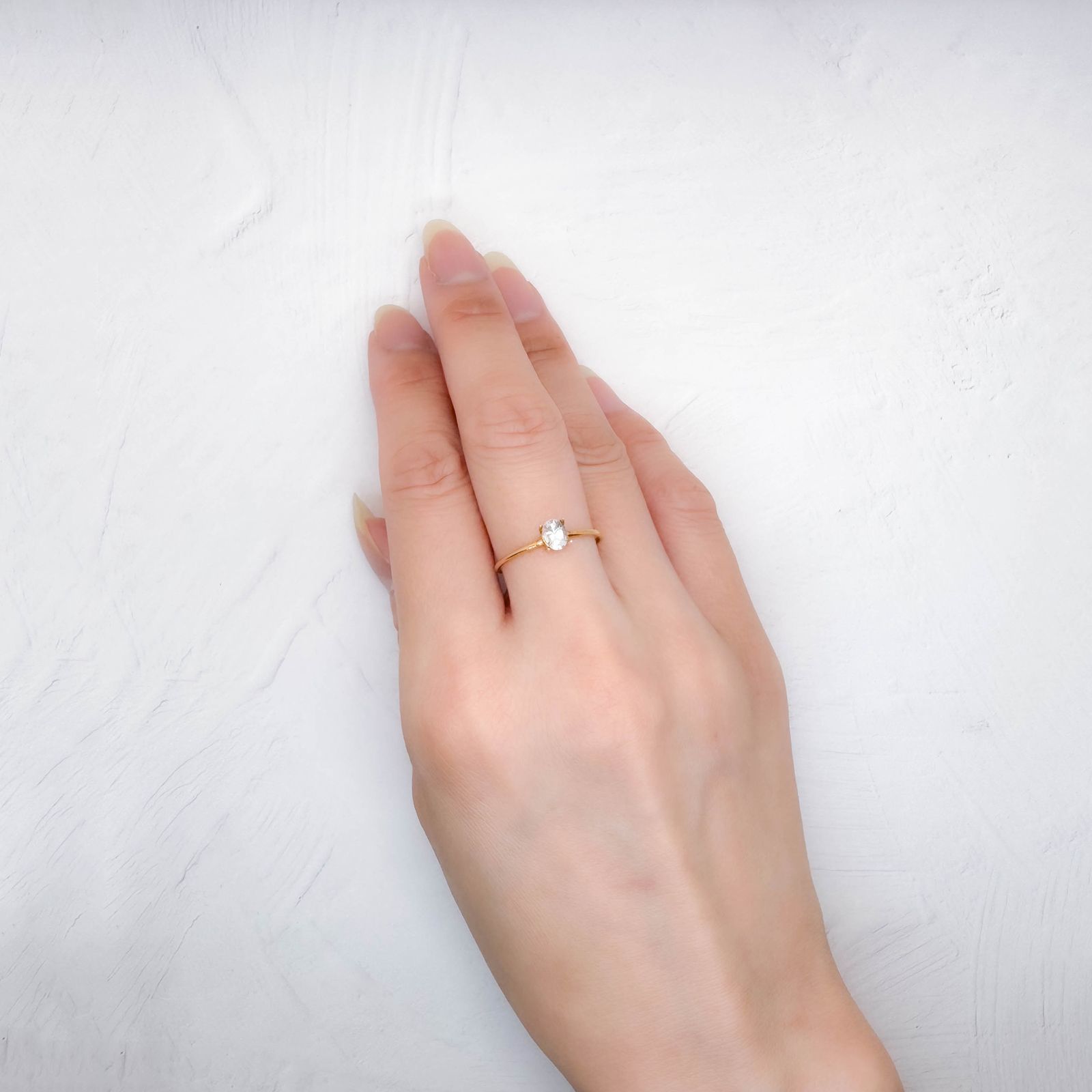カラーレスサファイア スリランカ産 0.37ct [250830975]4.9x3.8mm前後