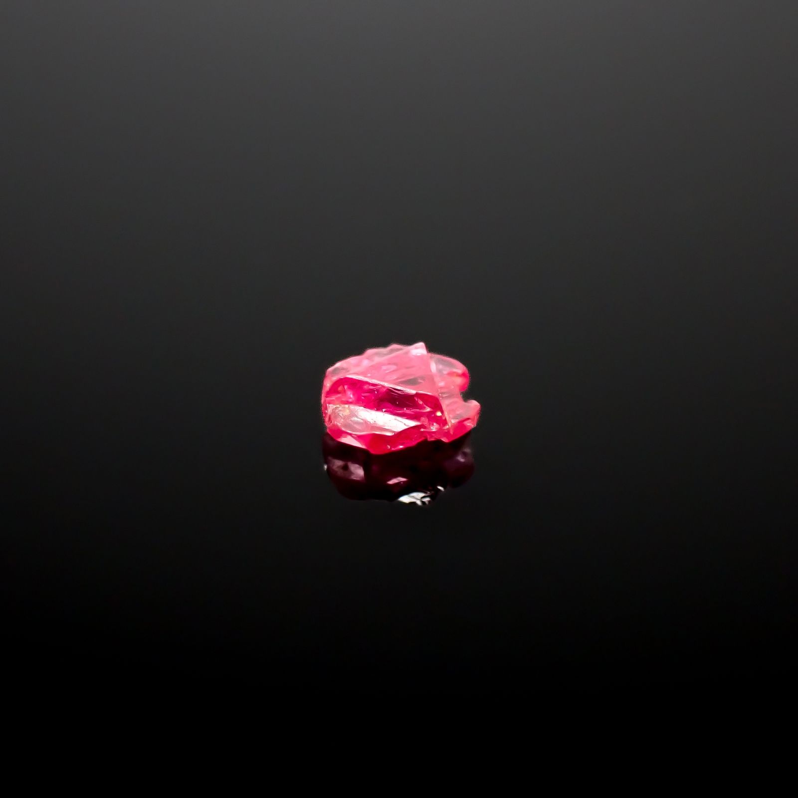 ツインクリスタルスピネル(スピネル式双晶) 原石 ビルマ産 0.11ct[240628433]3.3x3.3mm前後