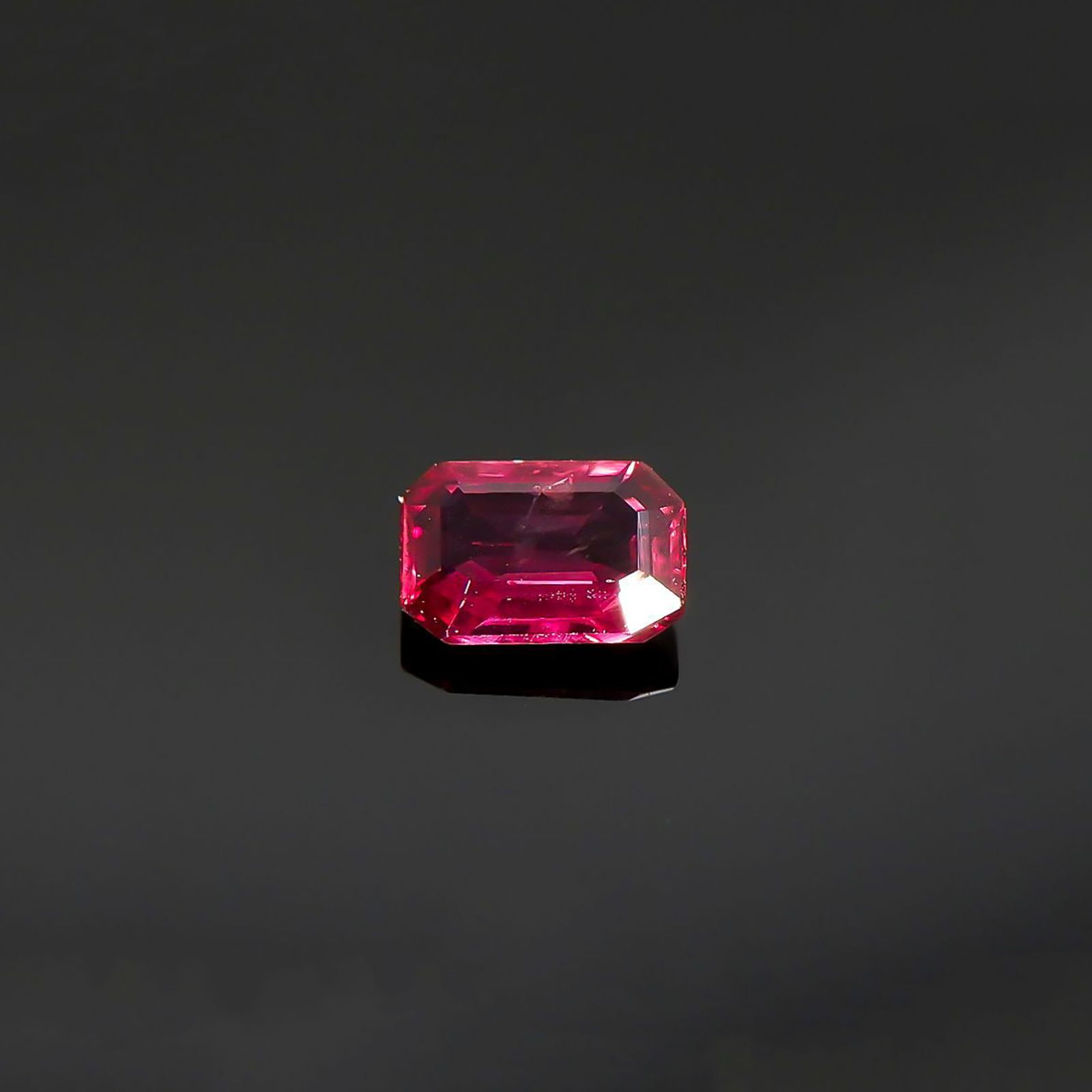 ルビー(宝石名ルビー)タンザニア産 0.21ct 識別済[220115049]4.2x2.9mm前後