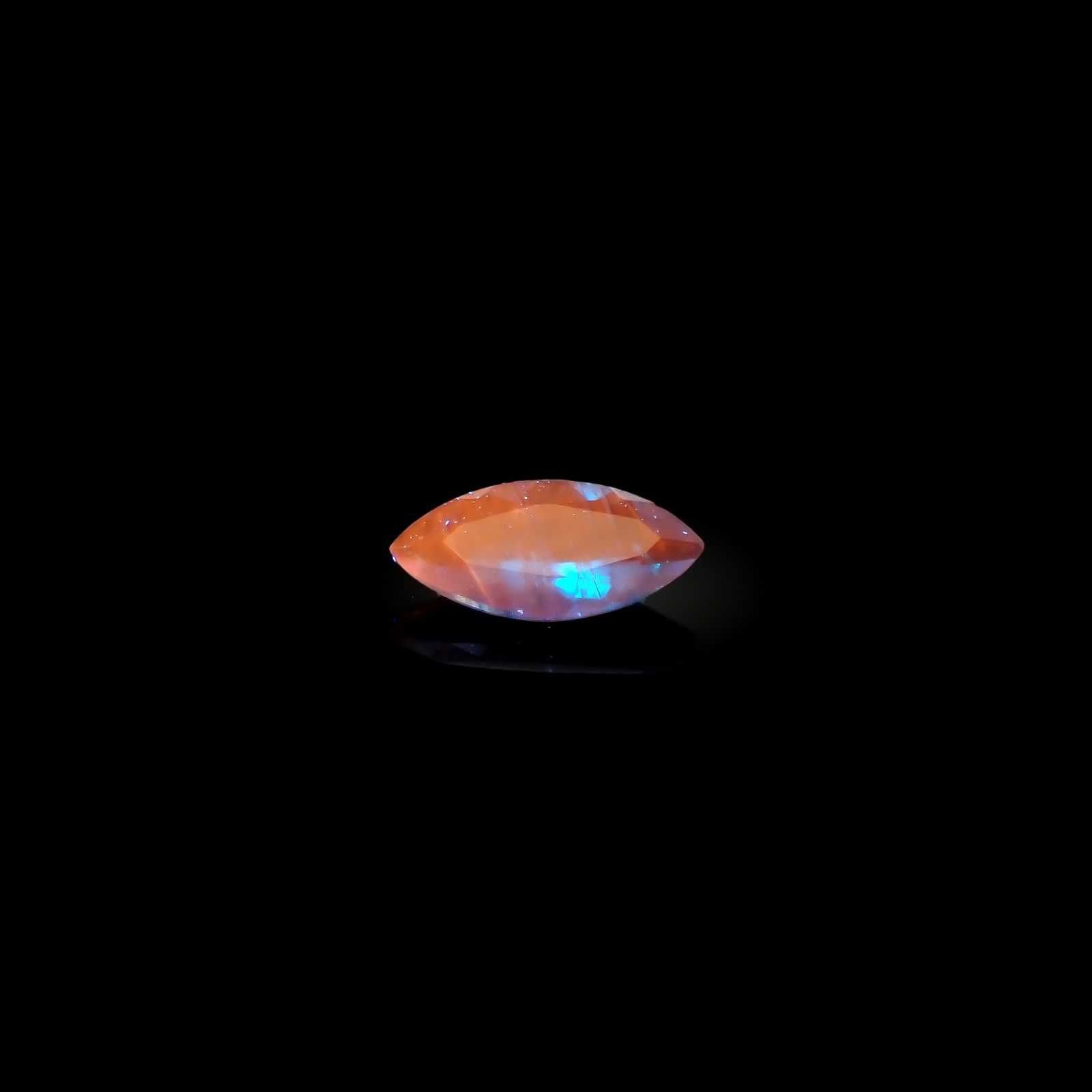 アウイナイト フルオレッセンス(宝石名アウイナイト)ドイツ産 0.098ct 識別済[240527505]5.1x2.5mm前後