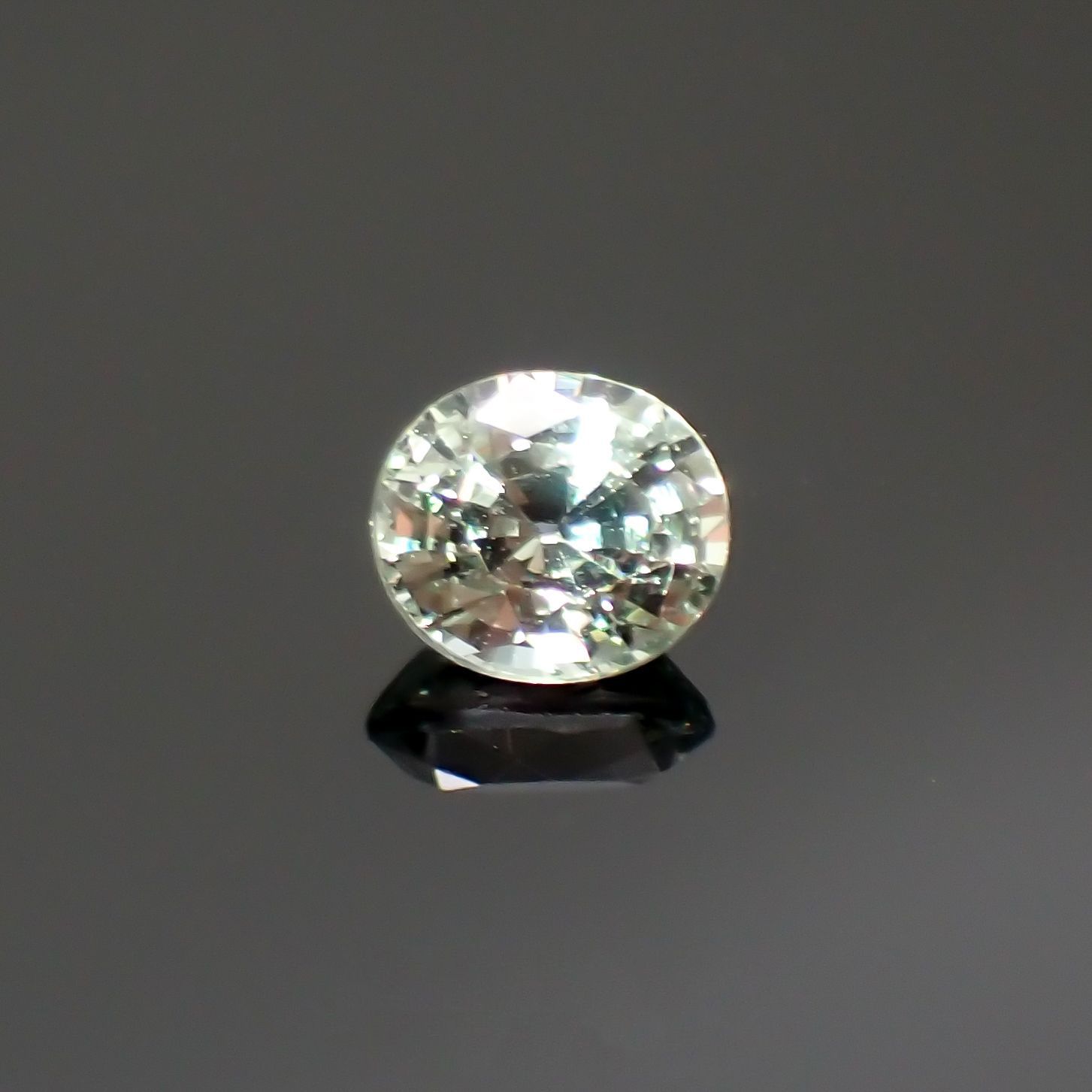 グリーンクリソベリル(宝石名クリソベリル)スリランカ/マダガスカル産 0.39ct 識別済[220114465]4.4x3.8mm前後