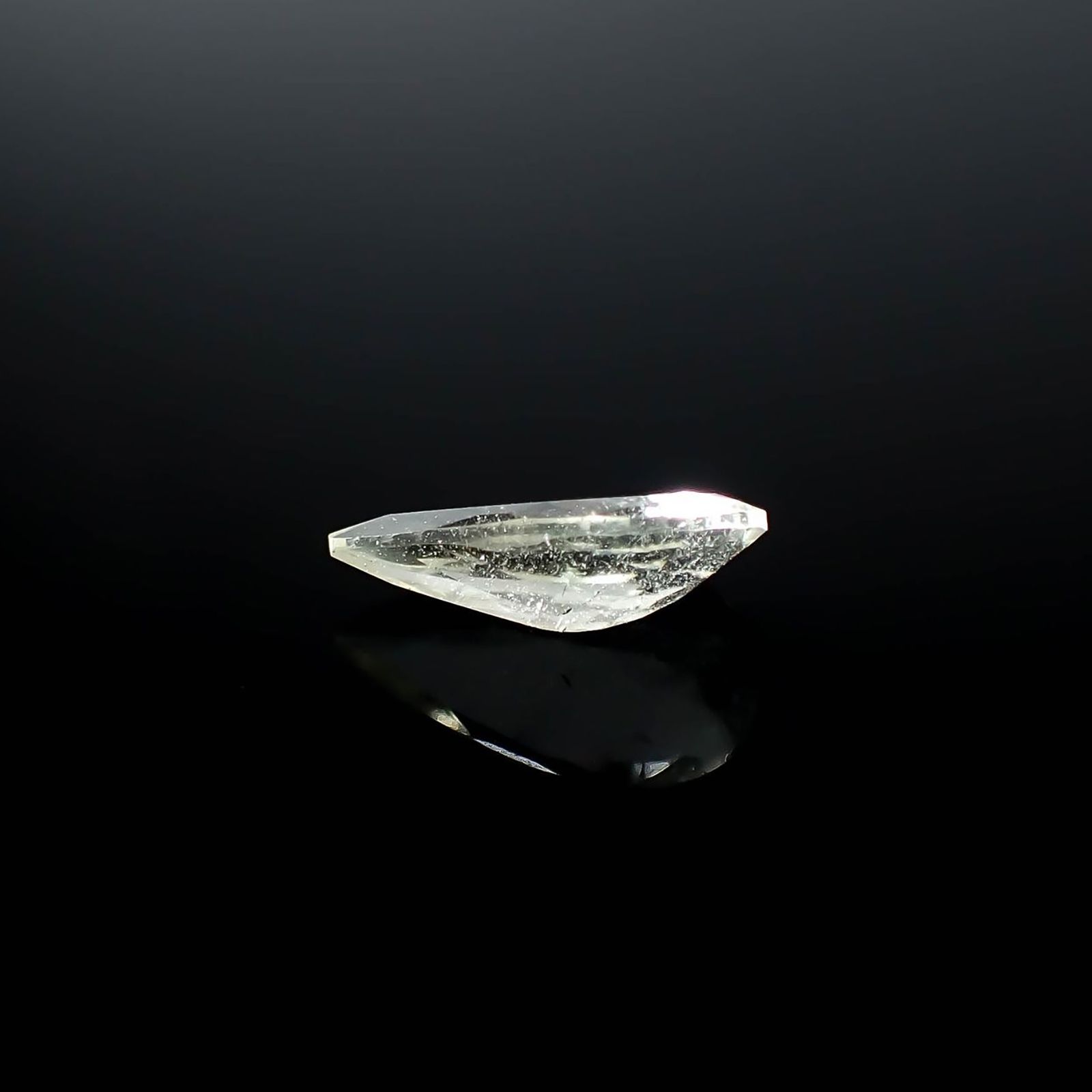 リビアングラス 発見地：エジプト・リビア砂漠 1.96ct / 13.9x8mm前後 [251131310]