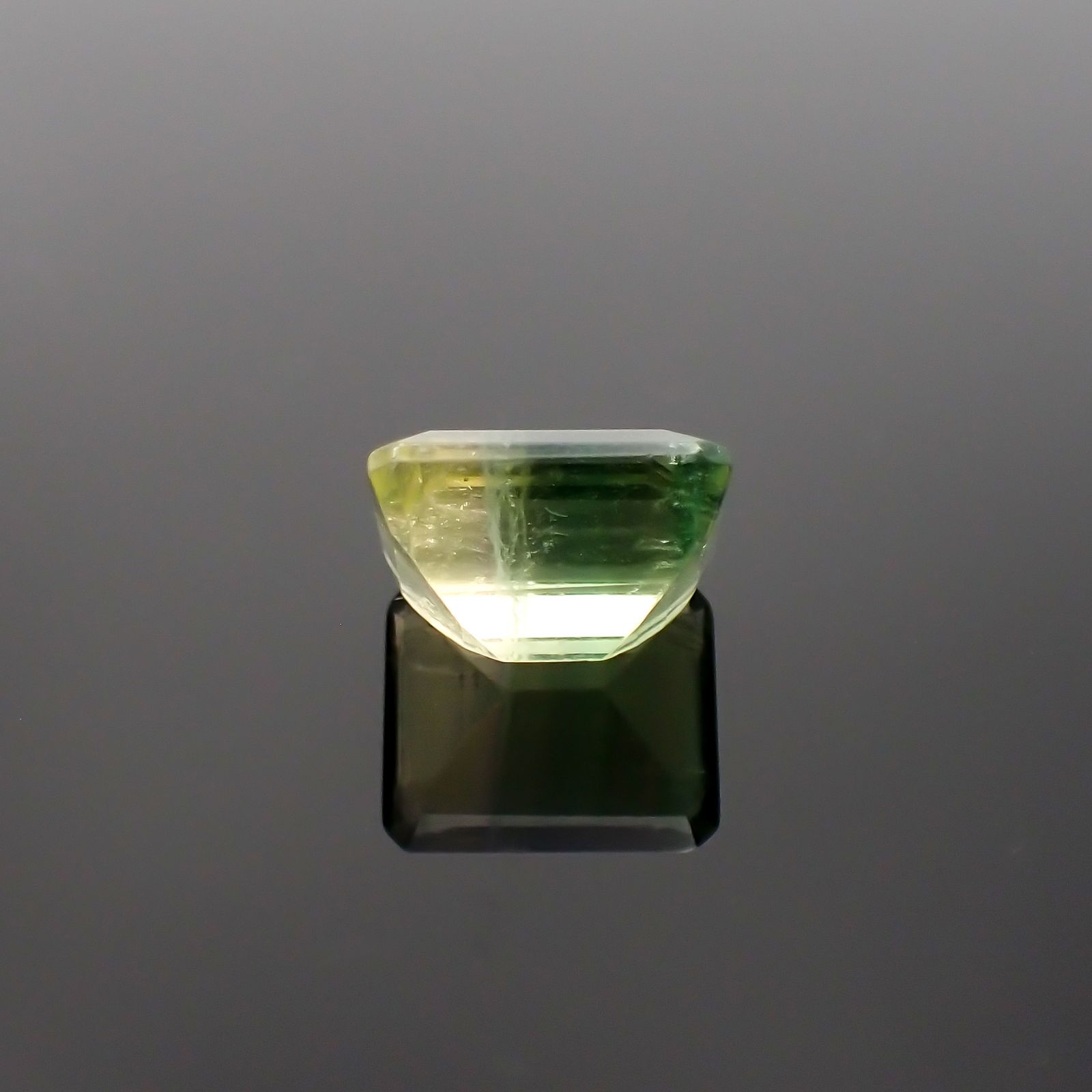 バイカラーフローライト フルオレッセンス ブラジル産 4.39ct[230722972]9.8x8.1mm前後