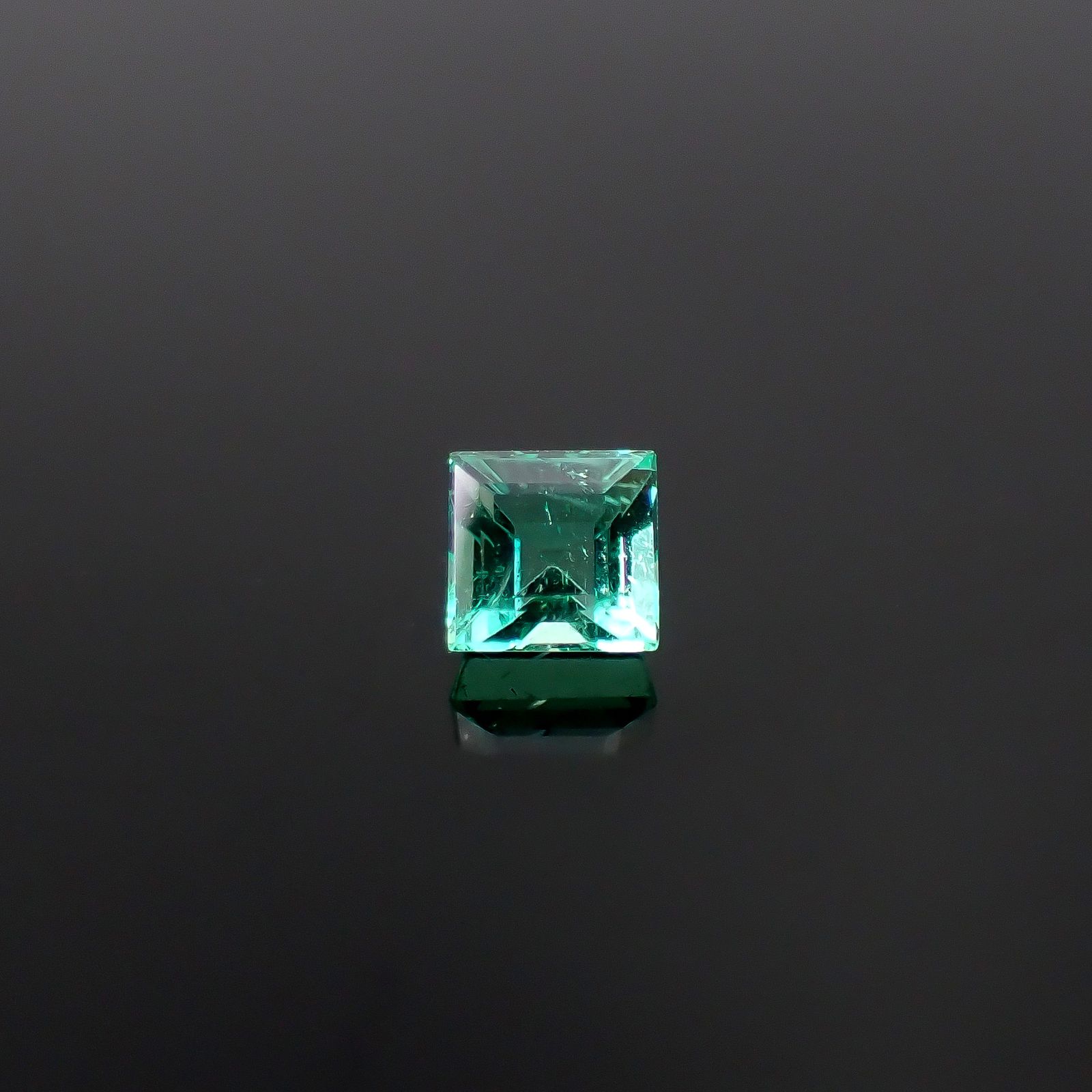 エメラルド コロンビア産 0.17ct / 3x3mm前後 [260131522]