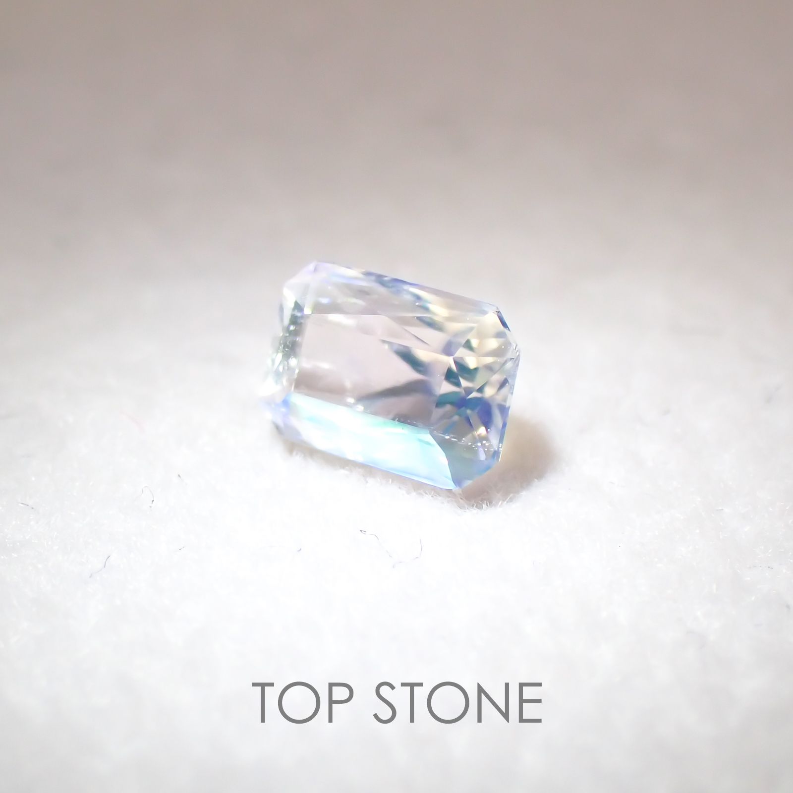 レインボームーンストーン(アンデシンラブラドライト) マダガスカル産 ルース 0.46ct[210310397]5.3×3.5mm前後