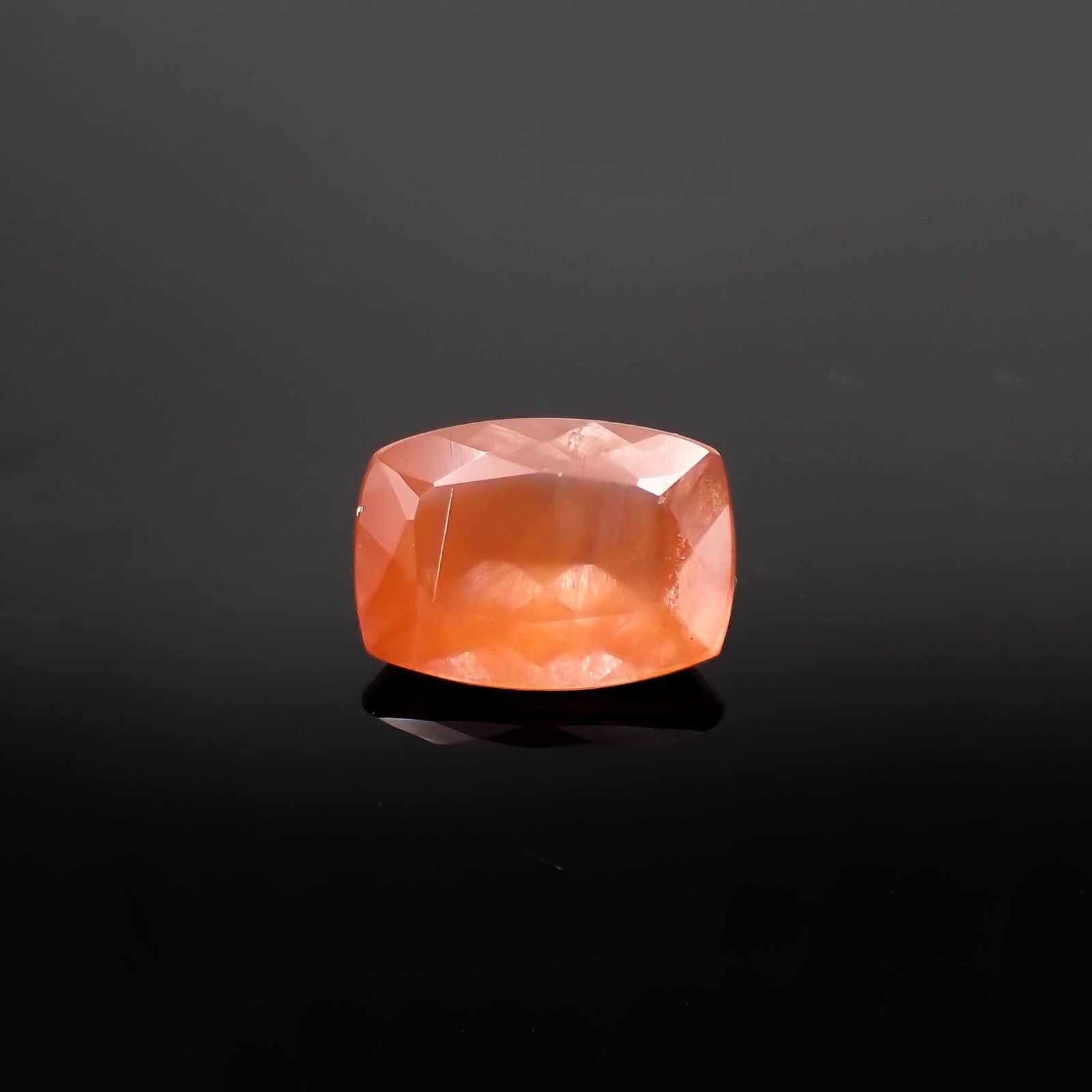 サンストーンスキャポライト(宝石名シーン・スキャポライト)タンザニア産 識別済 4.29ct / 12.8x9.2mm前後 [260819280]