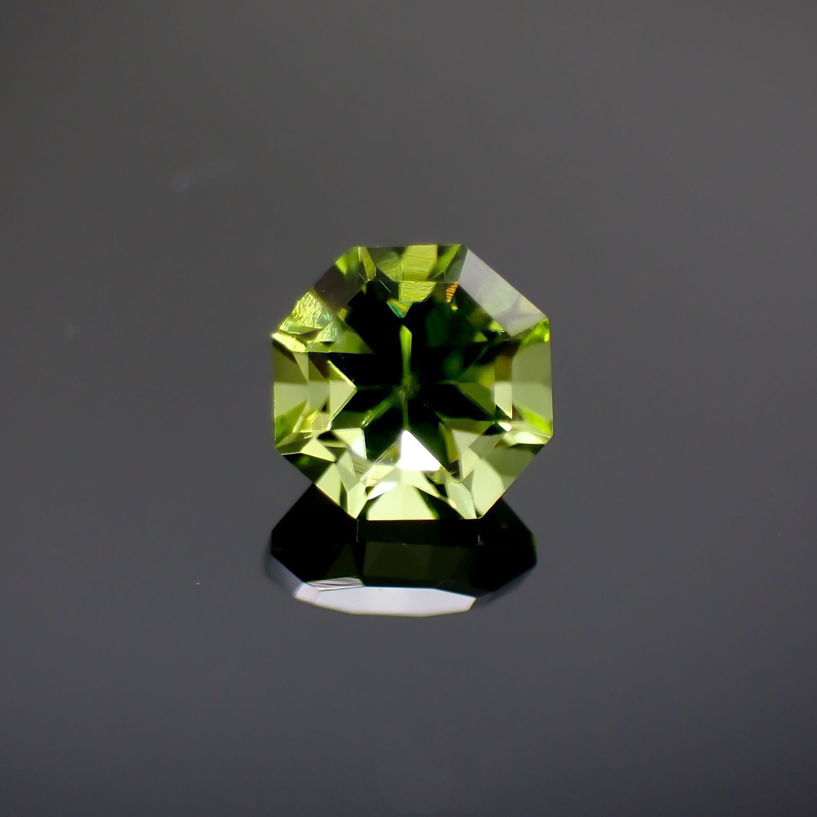 ◇オクタゴンカット◇ペリドット(宝石名ペリドット) パキスタン産 0.70ct 識別済[251013113]5.1×5.1mm前後