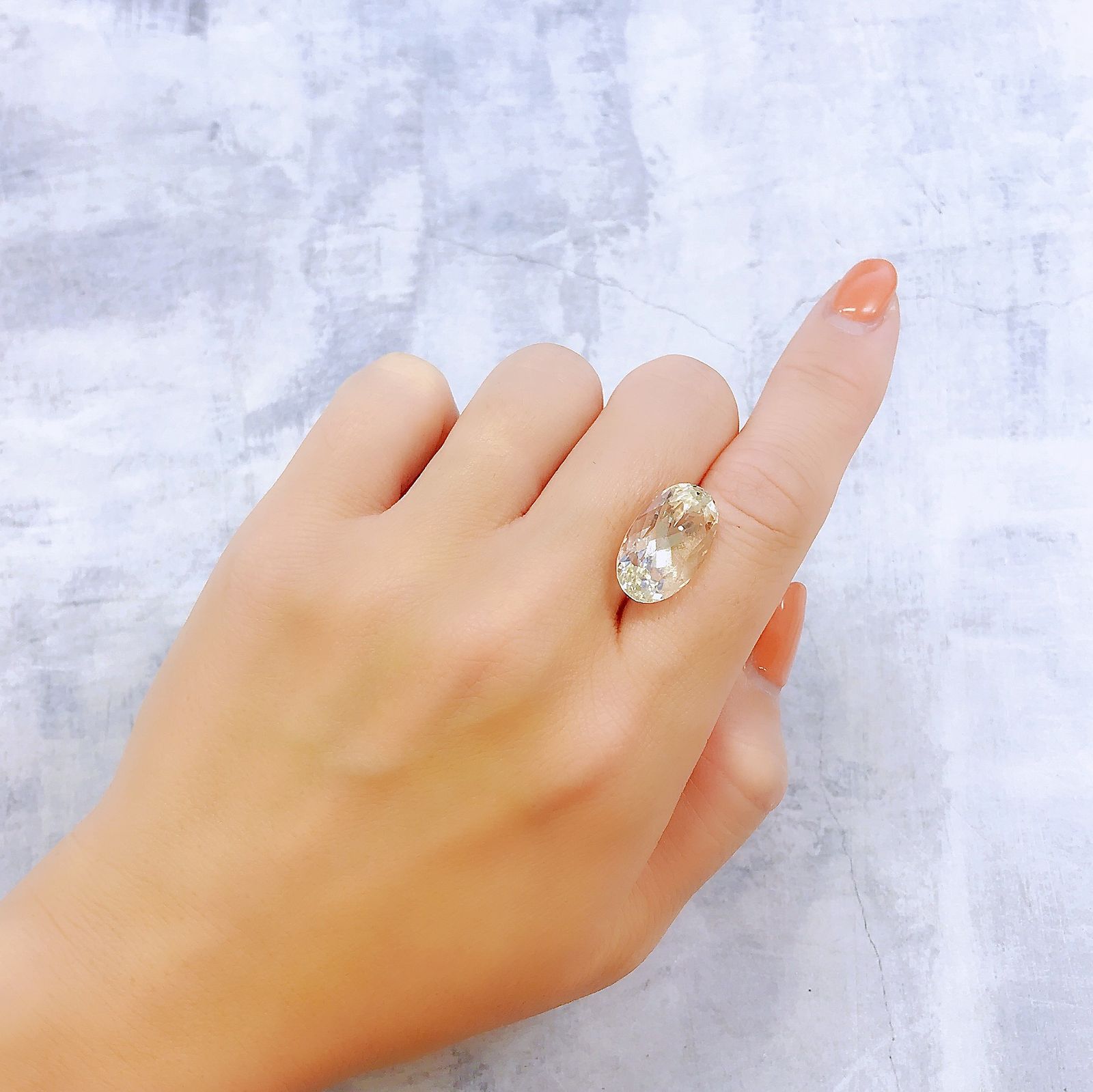 イエロースポジュミン フルオレッセンス(宝石名スポジュミン)アフガニスタン産 13.110ct ソ付[221018474]18.1x10.8mm前後