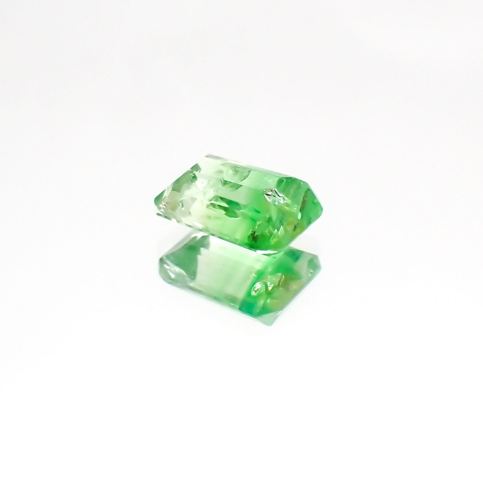 バイカラーツァボライト(宝石名グリーン グロッシュラー・ガーネット)タンザニア産 1.14ct 識別済[231124268]6.9x5.1mm前後