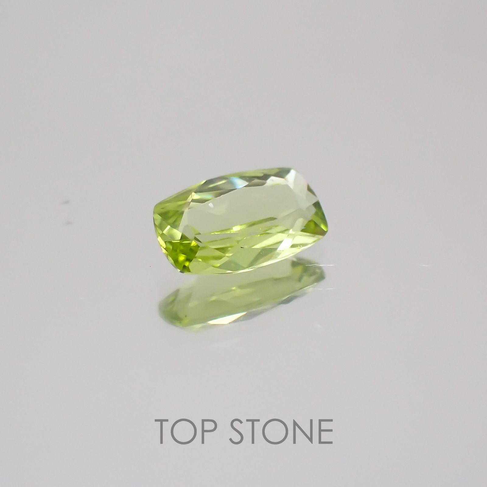 グリーンエンスタタイト カメルーン産 ルース 0.38ct[20128861]6.1×3.8mm前後