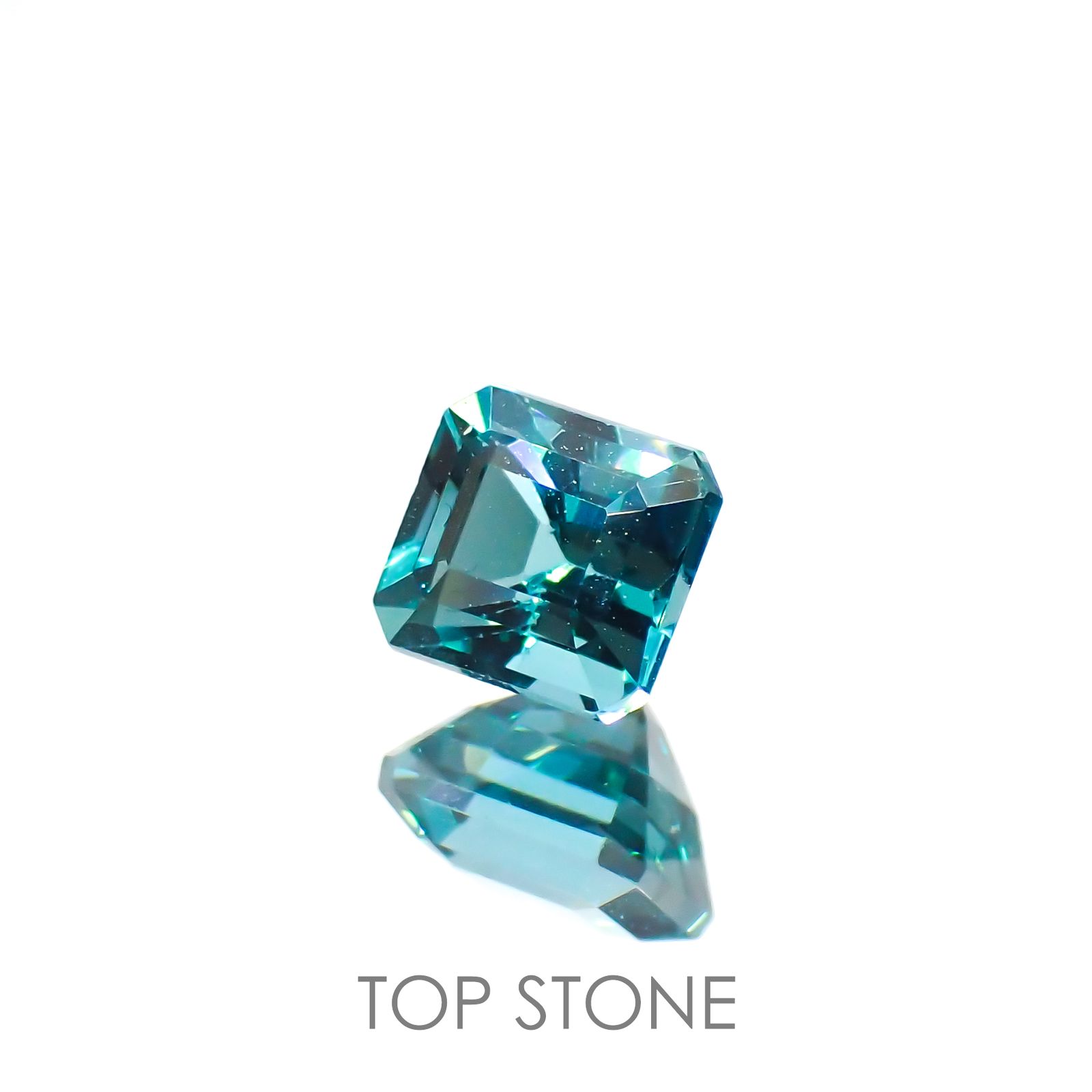 ブルーグリーンアパタイト(宝石名アパタイト)マダガスカル産 0.69ct 識別済[220515936]4.9x4.4mm前後