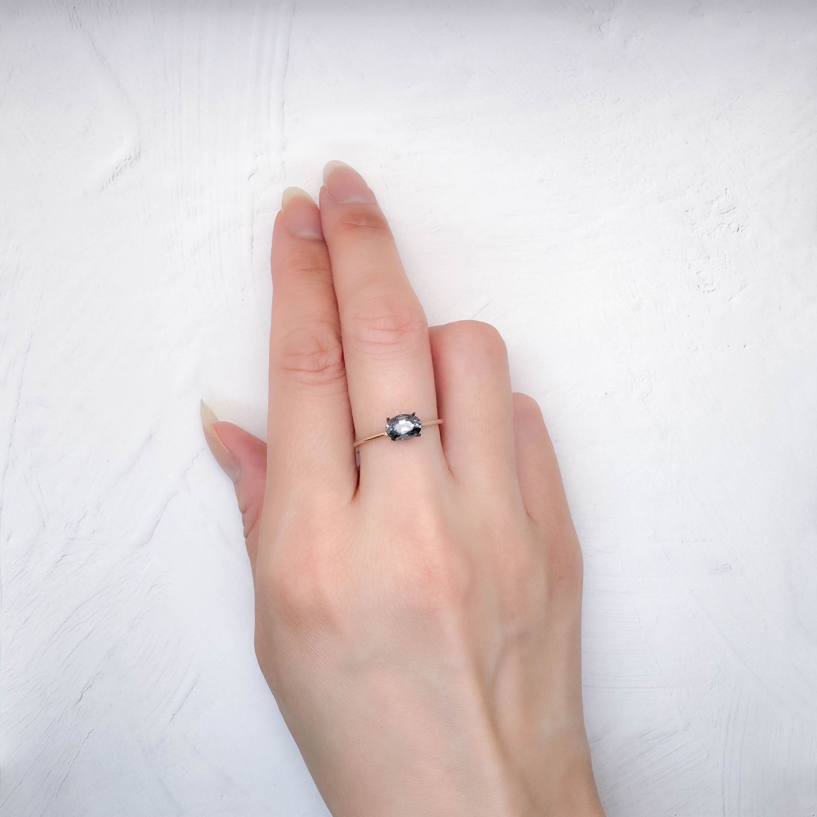 プラチナスピネル(宝石名スピネル)ビルマ産 0.834ct ソ付(彩珠)[250730759]6.9x4.9mm前後