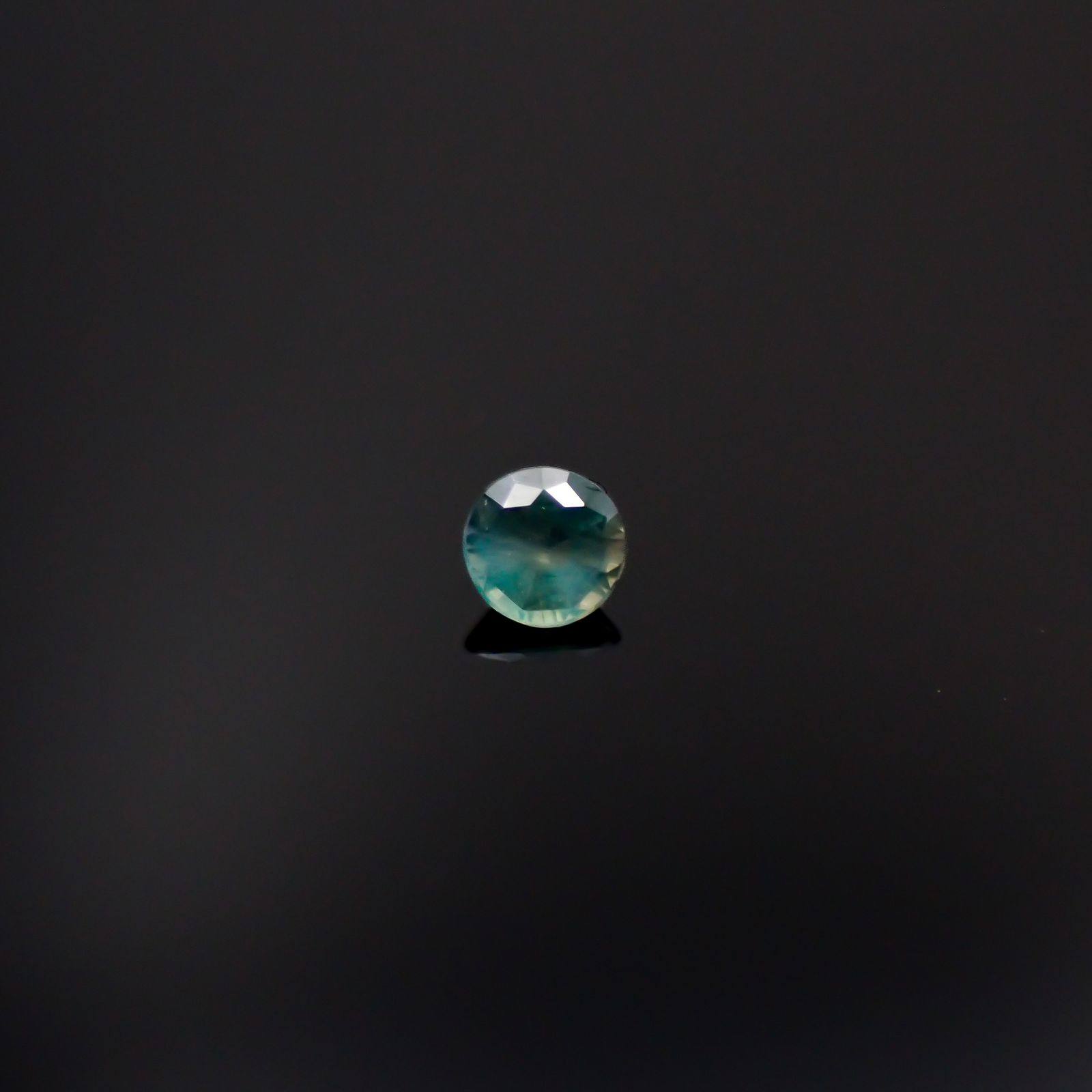 アレキサンドライトキャッツアイ ブラジル産/EmeraldMains社製 0.038ct[240527599]2.1x2.1mm前後