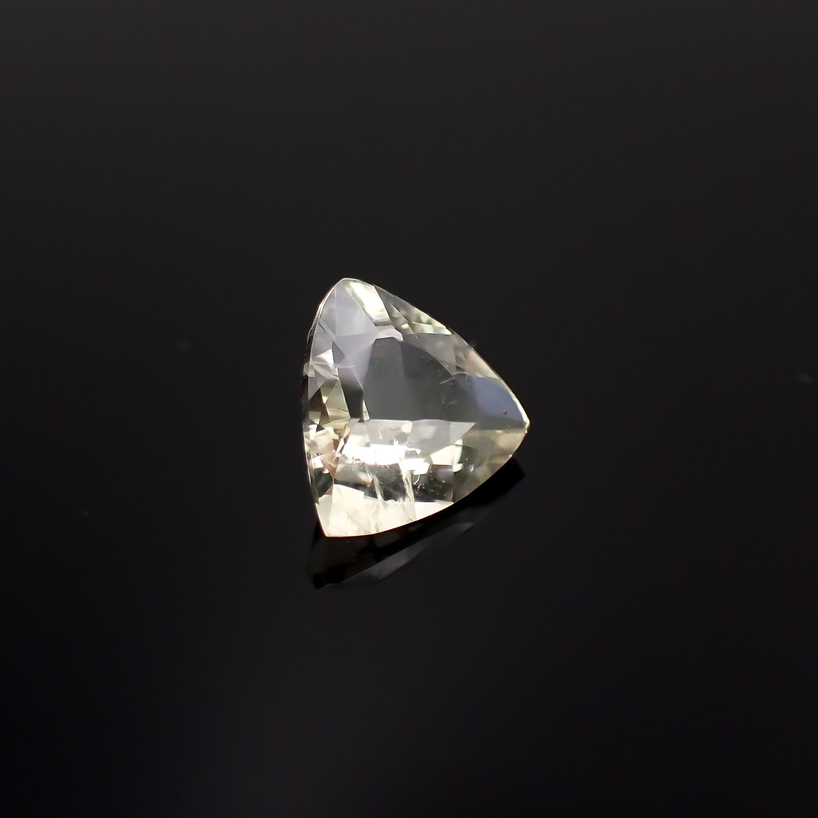 リューサイト 遊色効果あり(宝石名リューサイト)イタリア産 1.14ct 識別済[230421437]7.9x7.9mm前後