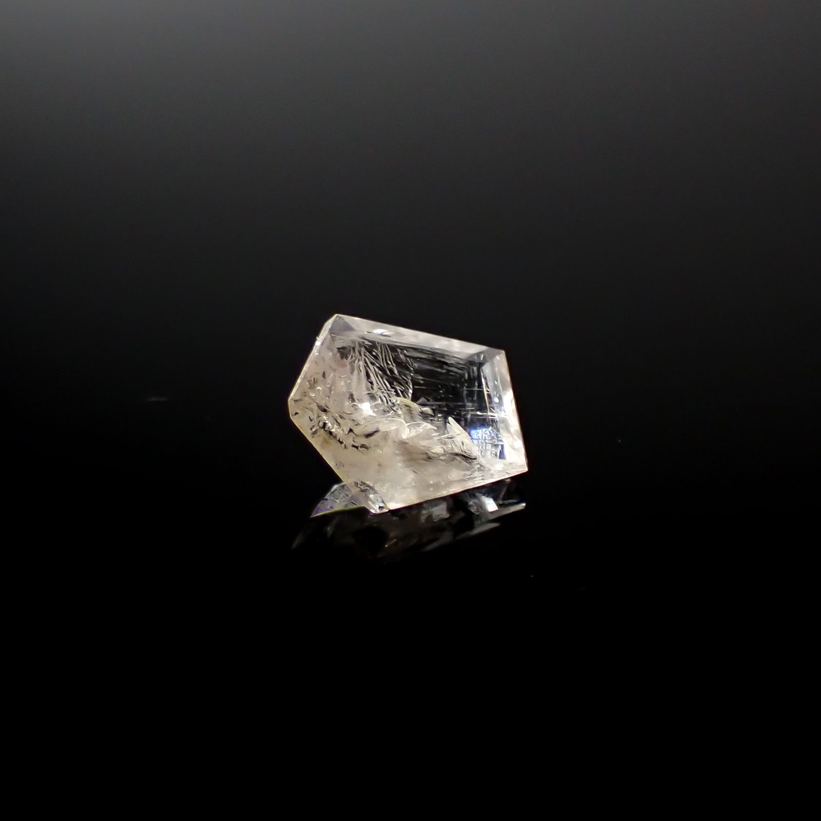 ◇カスタムカット◇ポードレッタイト(宝石名ポードレッタイト)ビルマ産 0.461ct ソ付(彩珠)[240628441]6.3x5.3mm前後